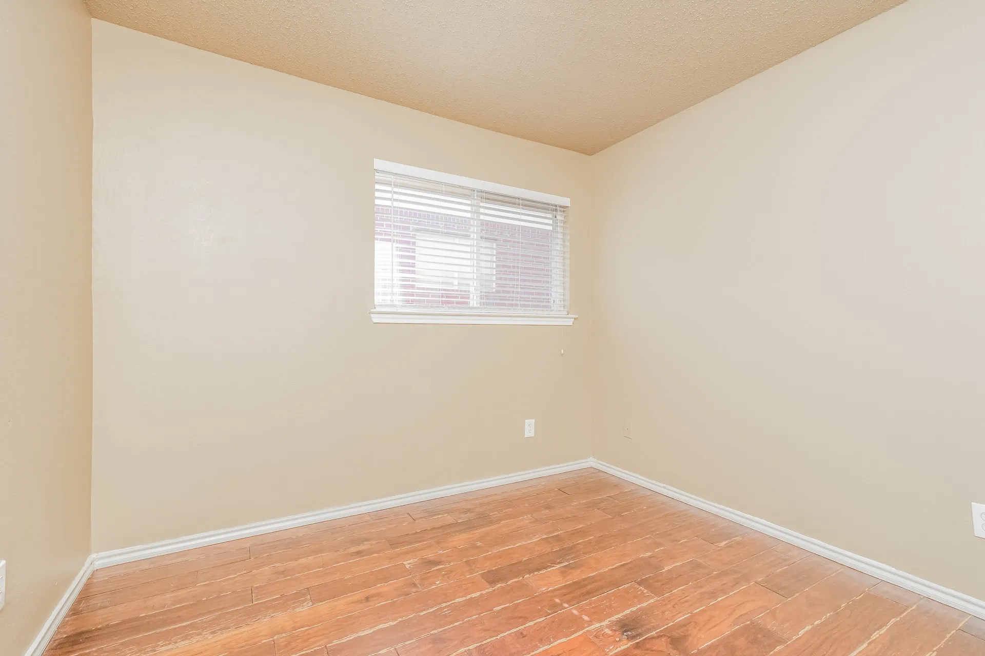 Single Family Residence For Rent in Dallas County , 1132 Beechwood Lane, Cedar Hill, Texas 75104, 3 Bedroom, 2 Bathroom, 2 Garage spaces, 2,076 Sqft, built in 1999, mls#21409695, Real Estate Agent in Cedar Hill, Homes For Rent in Dallas county, Homes For Rent in Cedar Hill, Realtor in Cedar Hill Texas, Real Estate Brokerage Independent Realty Texas, Luminita Cordes Realtor