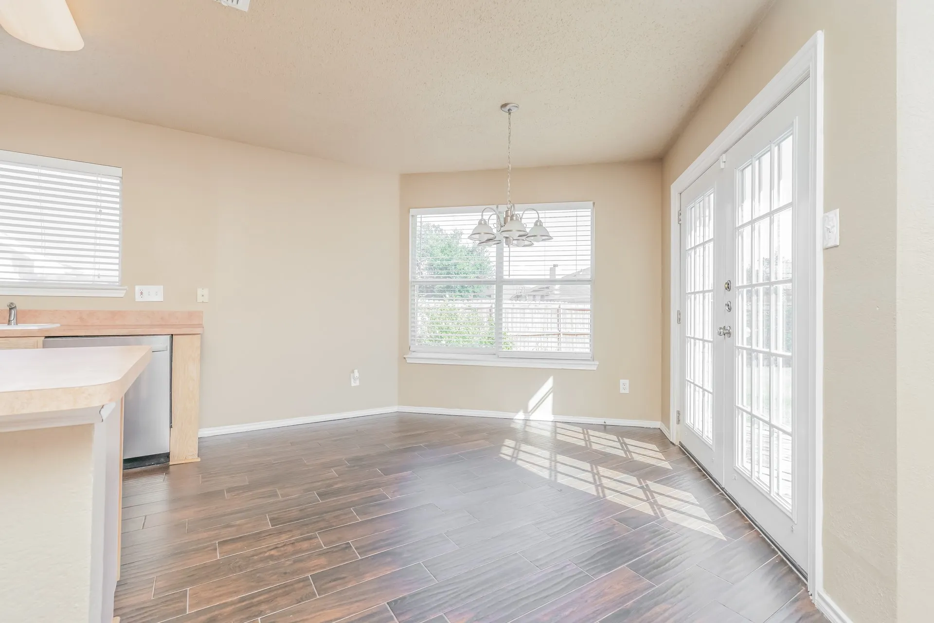 Single Family Residence For Rent in Dallas County , 1132 Beechwood Lane, Cedar Hill, Texas 75104, 3 Bedroom, 2 Bathroom, 2 Garage spaces, 2,076 Sqft, built in 1999, mls#21409695, Real Estate Agent in Cedar Hill, Homes For Rent in Dallas county, Homes For Rent in Cedar Hill, Realtor in Cedar Hill Texas, Real Estate Brokerage Independent Realty Texas, Luminita Cordes Realtor