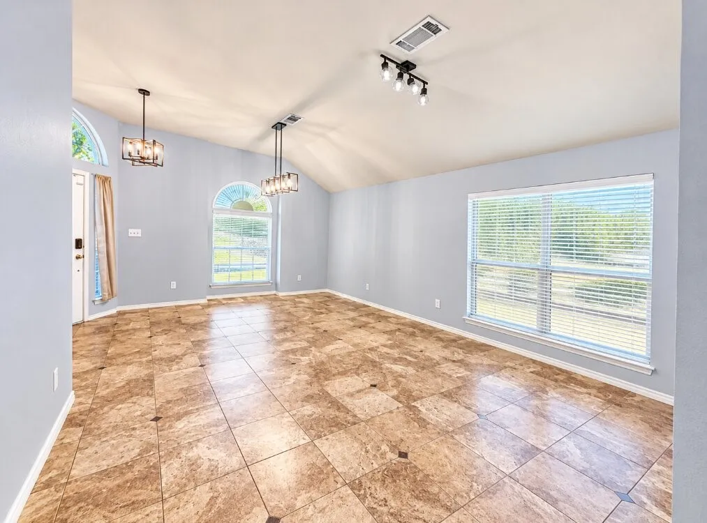 Single Family Residence For Rent in Tarrant County , 5805 Ozark Drive, Fort Worth, Texas 76131, 4 Bedroom, 2 Bathroom, 3 Garage spaces, 2,360 Sqft, built in 2003, mls#21409696, Real Estate Agent in Fort Worth, Homes For Rent in Tarrant county, Homes For Rent in Fort Worth, Realtor in Fort Worth Texas, Real Estate Brokerage Independent Realty Texas, Luminita Cordes Realtor