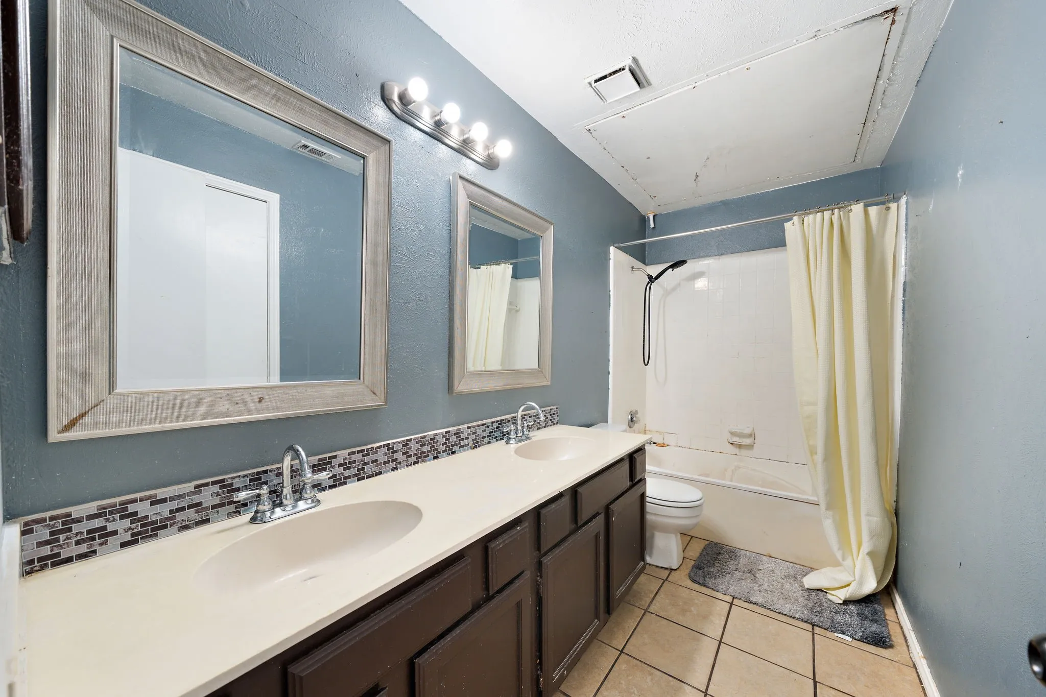 Condominium For Sale in Dallas County , 611 Oriole Boulevard 1001, Duncanville, Texas 75116, 2 Bedroom, 3 Bathroom, Garage spaces, 1,088 Sqft, built in 1984, mls#21408727, Real Estate Agent in Duncanville, Homes For Sale in Dallas county, Homes For Sale in Duncanville, Realtor in Duncanville Texas, Real Estate Brokerage Independent Realty Texas, Luminita Cordes Realtor