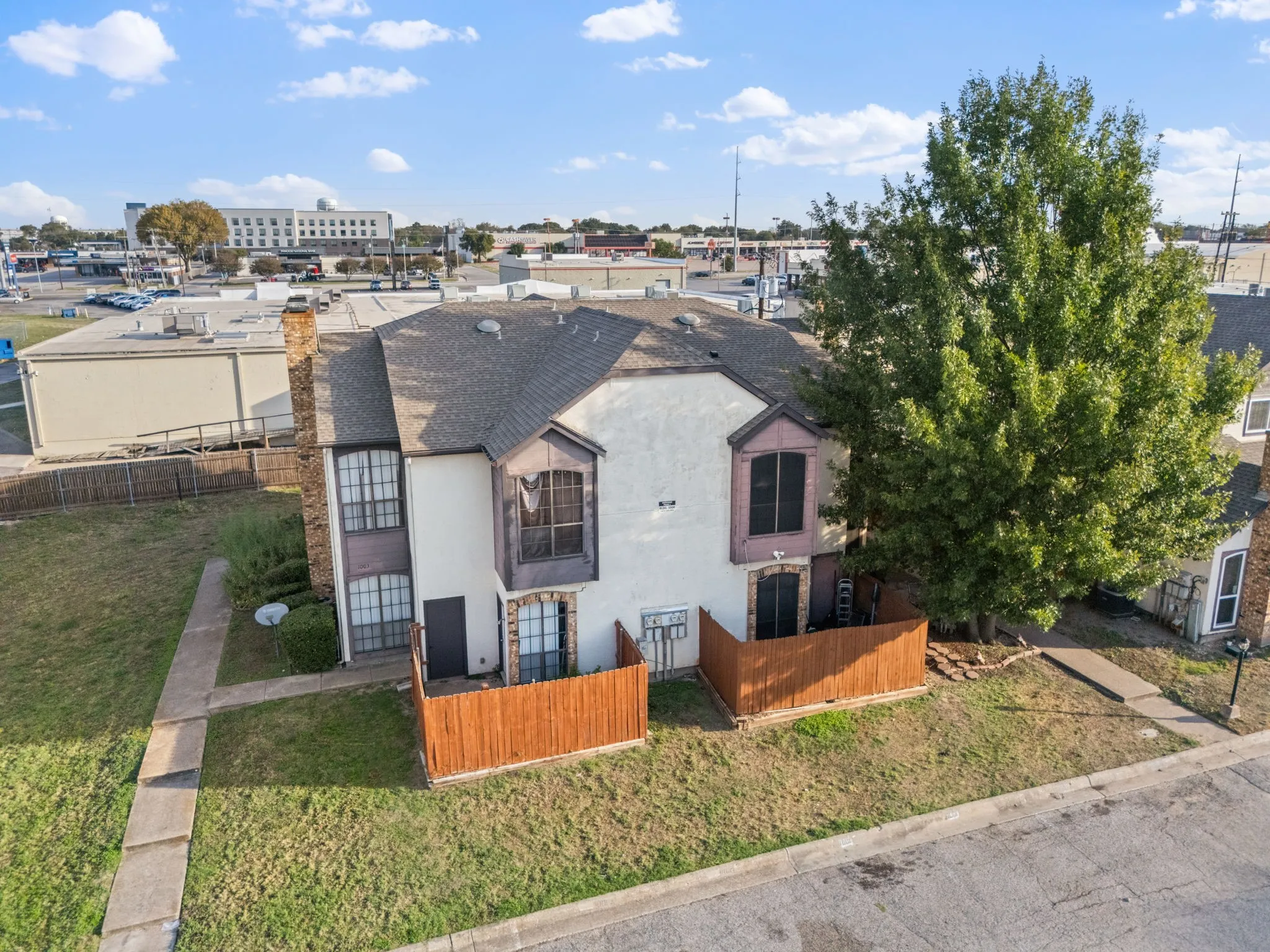 Condominium For Sale in Dallas County , 611 Oriole Boulevard 1001, Duncanville, Texas 75116, 2 Bedroom, 3 Bathroom, Garage spaces, 1,088 Sqft, built in 1984, mls#21408727, Real Estate Agent in Duncanville, Homes For Sale in Dallas county, Homes For Sale in Duncanville, Realtor in Duncanville Texas, Real Estate Brokerage Independent Realty Texas, Luminita Cordes Realtor