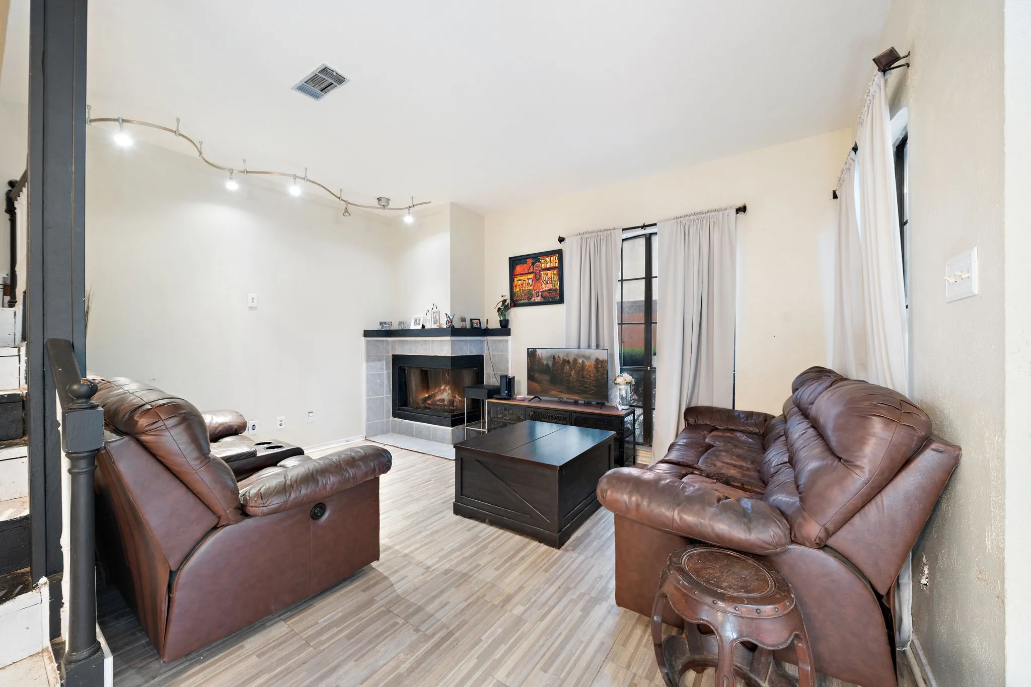 Condominium For Sale in Dallas County , 611 Oriole Boulevard 1001, Duncanville, Texas 75116, 2 Bedroom, 3 Bathroom, Garage spaces, 1,088 Sqft, built in 1984, mls#21408727, Real Estate Agent in Duncanville, Homes For Sale in Dallas county, Homes For Sale in Duncanville, Realtor in Duncanville Texas, Real Estate Brokerage Independent Realty Texas, Luminita Cordes Realtor