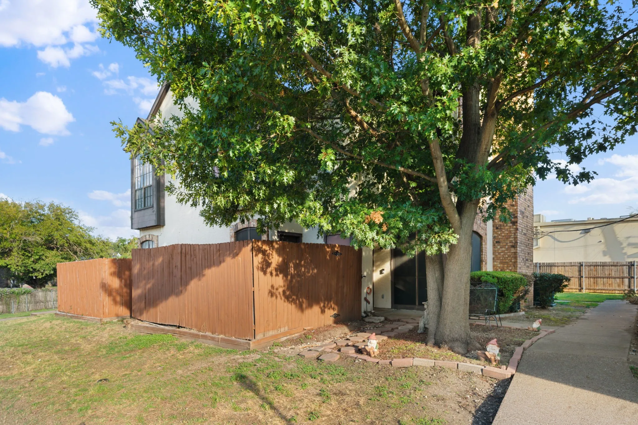 Condominium For Sale in Dallas County , 611 Oriole Boulevard 1001, Duncanville, Texas 75116, 2 Bedroom, 3 Bathroom, Garage spaces, 1,088 Sqft, built in 1984, mls#21408727, Real Estate Agent in Duncanville, Homes For Sale in Dallas county, Homes For Sale in Duncanville, Realtor in Duncanville Texas, Real Estate Brokerage Independent Realty Texas, Luminita Cordes Realtor