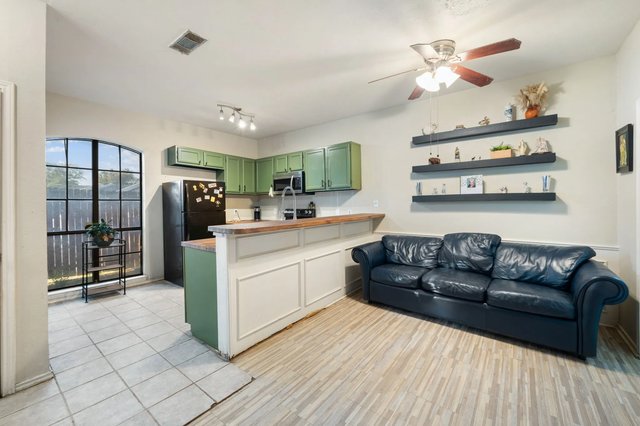 Condominium For Sale in Dallas County , 611 Oriole Boulevard 1001, Duncanville, Texas 75116, 2 Bedroom, 3 Bathroom, Garage spaces, 1,088 Sqft, built in 1984, mls#21408727, Real Estate Agent in Duncanville, Homes For Sale in Dallas county, Homes For Sale in Duncanville, Realtor in Duncanville Texas, Real Estate Brokerage Independent Realty Texas, Luminita Cordes Realtor