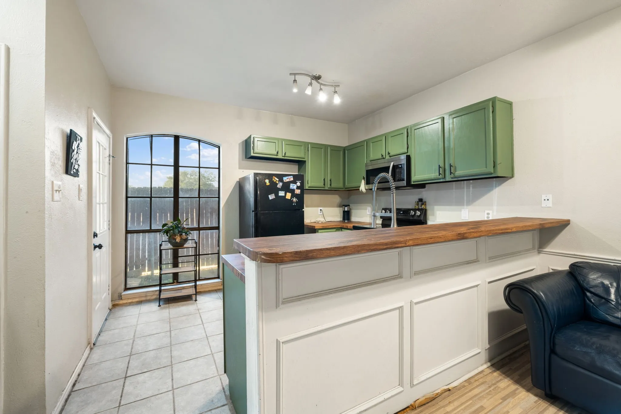 Condominium For Sale in Dallas County , 611 Oriole Boulevard 1001, Duncanville, Texas 75116, 2 Bedroom, 3 Bathroom, Garage spaces, 1,088 Sqft, built in 1984, mls#21408727, Real Estate Agent in Duncanville, Homes For Sale in Dallas county, Homes For Sale in Duncanville, Realtor in Duncanville Texas, Real Estate Brokerage Independent Realty Texas, Luminita Cordes Realtor