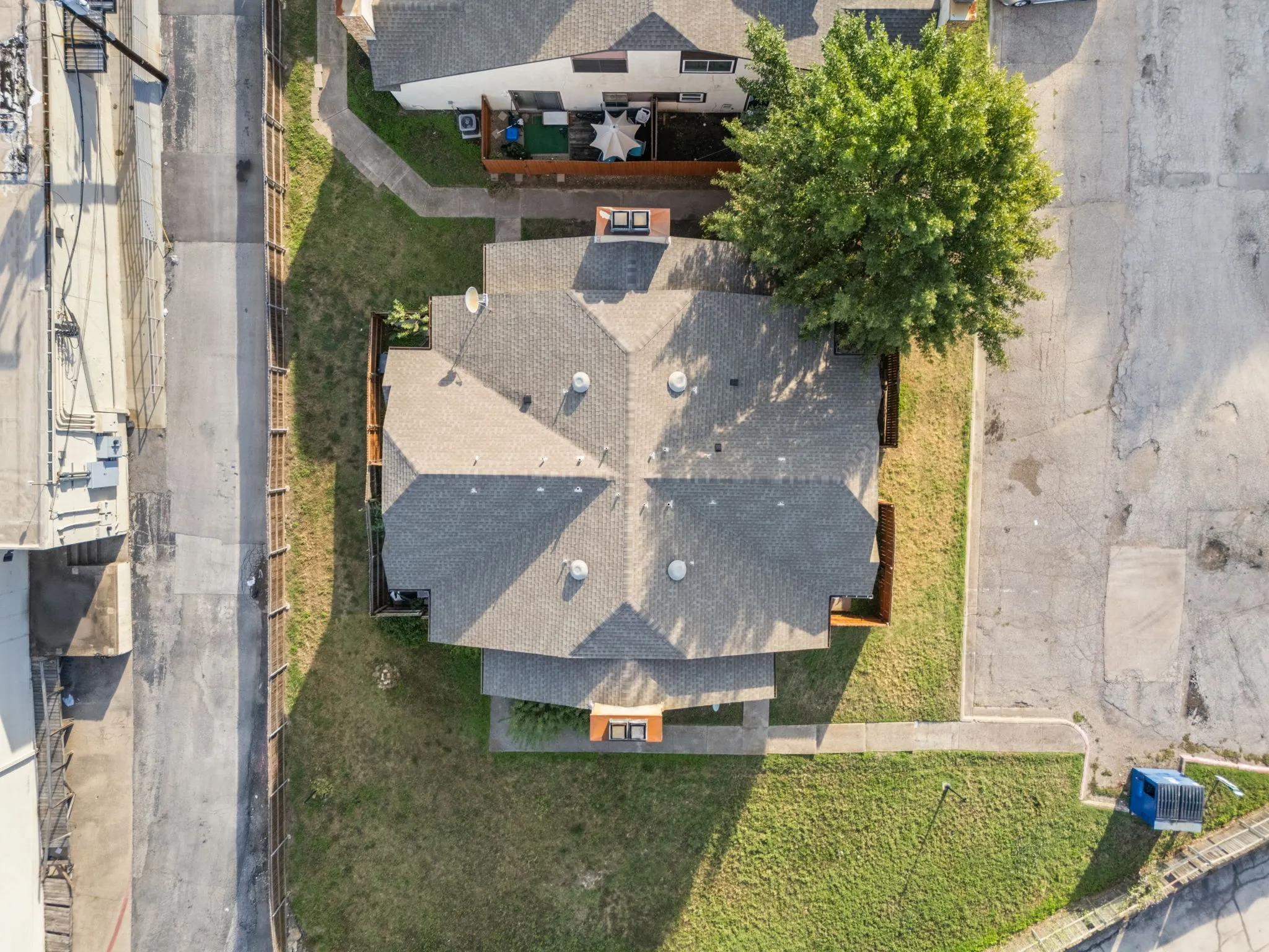 Condominium For Sale in Dallas County , 611 Oriole Boulevard 1001, Duncanville, Texas 75116, 2 Bedroom, 3 Bathroom, Garage spaces, 1,088 Sqft, built in 1984, mls#21408727, Real Estate Agent in Duncanville, Homes For Sale in Dallas county, Homes For Sale in Duncanville, Realtor in Duncanville Texas, Real Estate Brokerage Independent Realty Texas, Luminita Cordes Realtor