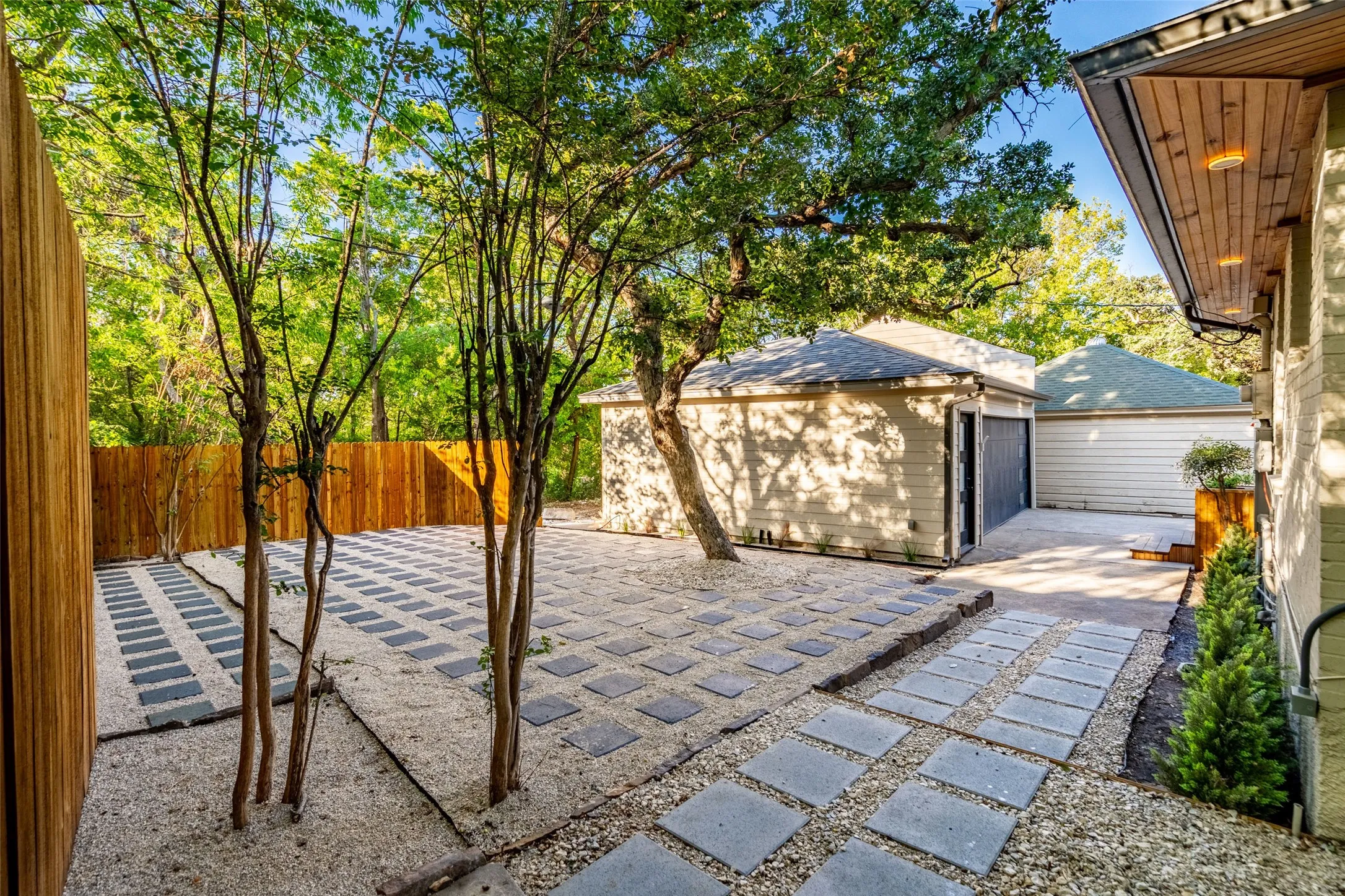 Single Family Residence For Sale in Dallas County , 1439 Junior Drive, Dallas, Texas 75208, 4 Bedroom, 4 Bathroom, 2 Garage spaces, 2,645 Sqft, built in 1947, mls#21408497, Real Estate Agent in Dallas, Homes For Sale in Dallas county, Homes For Sale in Dallas, Realtor in Dallas Texas, Real Estate Brokerage Independent Realty Texas, Luminita Cordes Realtor