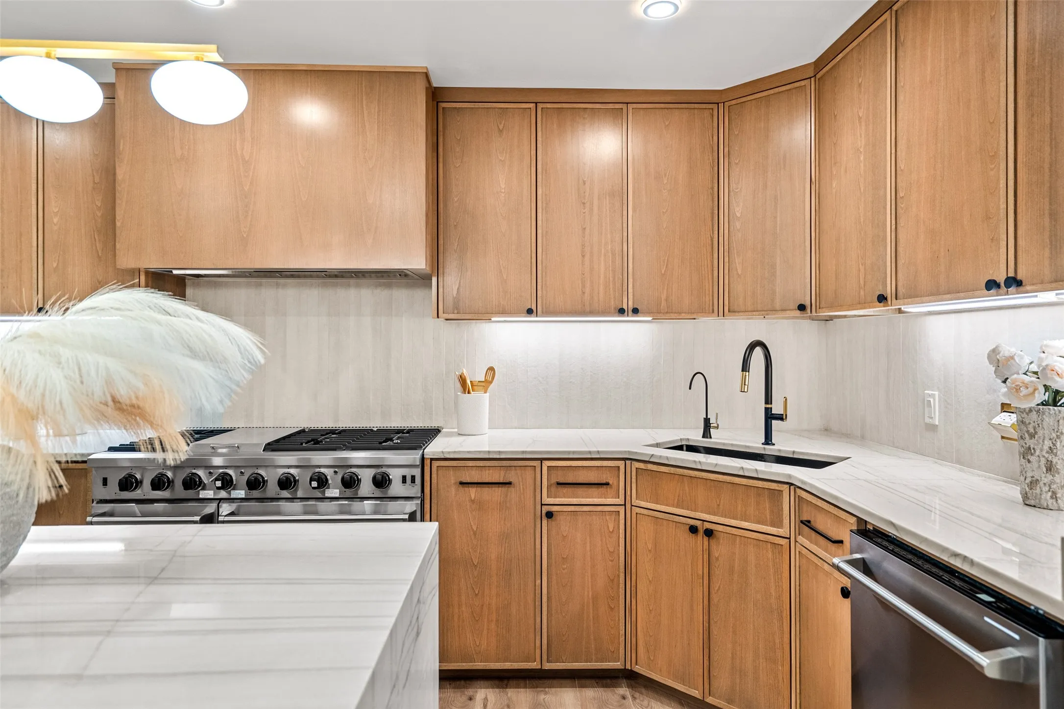 Single Family Residence For Sale in Dallas County , 1439 Junior Drive, Dallas, Texas 75208, 4 Bedroom, 4 Bathroom, 2 Garage spaces, 2,645 Sqft, built in 1947, mls#21408497, Real Estate Agent in Dallas, Homes For Sale in Dallas county, Homes For Sale in Dallas, Realtor in Dallas Texas, Real Estate Brokerage Independent Realty Texas, Luminita Cordes Realtor