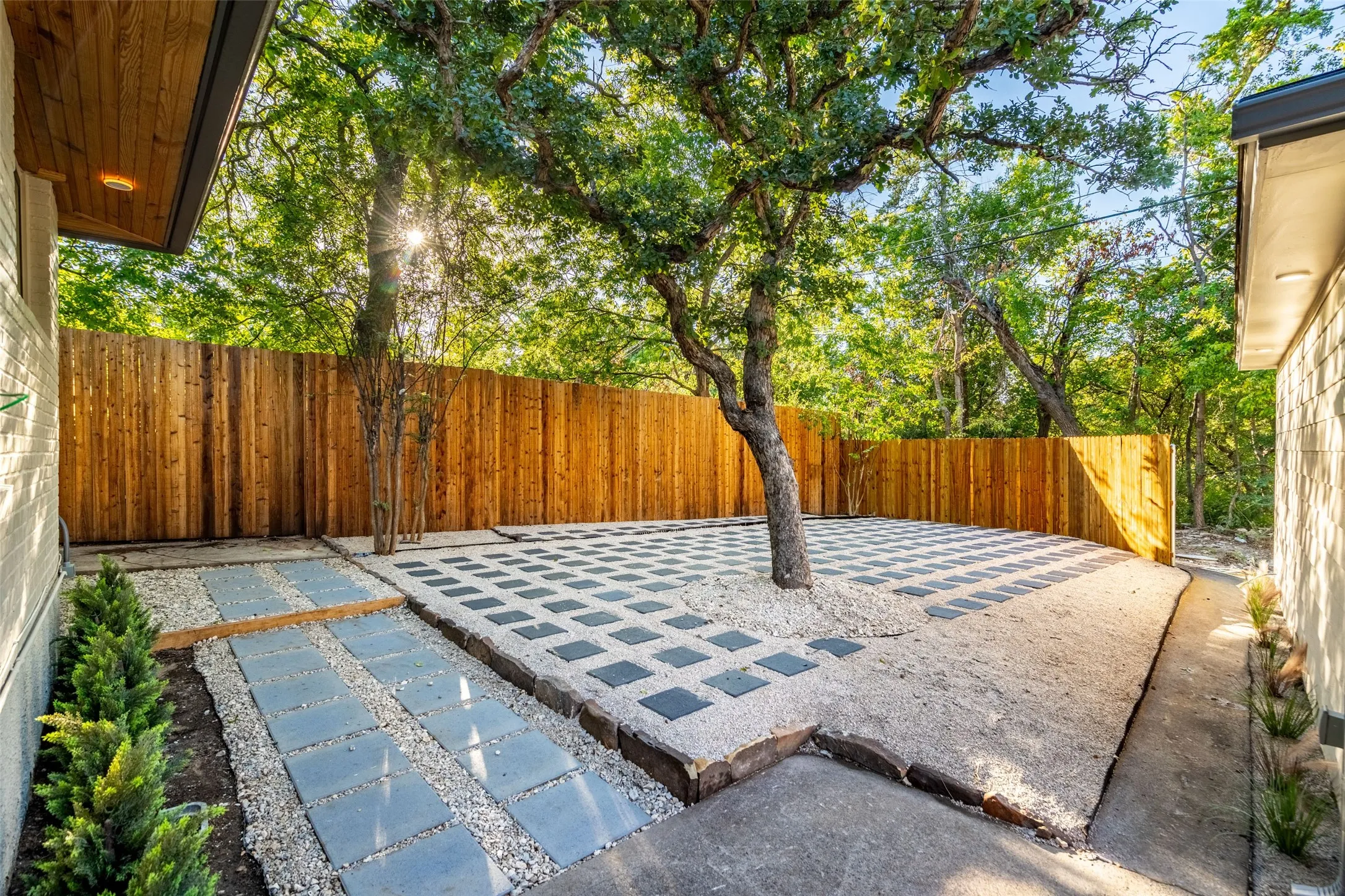 Single Family Residence For Sale in Dallas County , 1439 Junior Drive, Dallas, Texas 75208, 4 Bedroom, 4 Bathroom, 2 Garage spaces, 2,645 Sqft, built in 1947, mls#21408497, Real Estate Agent in Dallas, Homes For Sale in Dallas county, Homes For Sale in Dallas, Realtor in Dallas Texas, Real Estate Brokerage Independent Realty Texas, Luminita Cordes Realtor