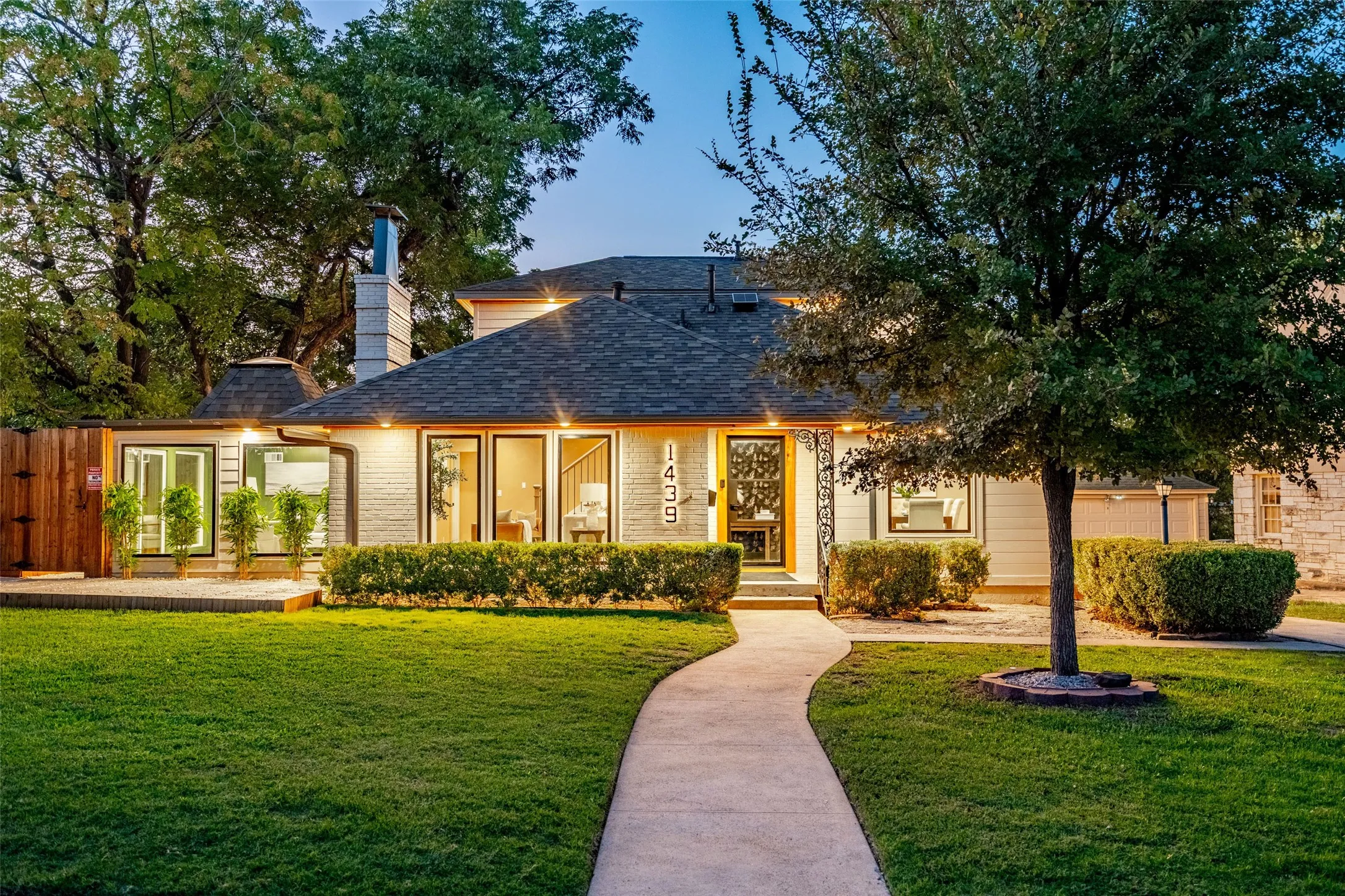 Single Family Residence For Sale in Dallas County , 1439 Junior Drive, Dallas, Texas 75208, 4 Bedroom, 4 Bathroom, 2 Garage spaces, 2,645 Sqft, built in 1947, mls#21408497, Real Estate Agent in Dallas, Homes For Sale in Dallas county, Homes For Sale in Dallas, Realtor in Dallas Texas, Real Estate Brokerage Independent Realty Texas, Luminita Cordes Realtor