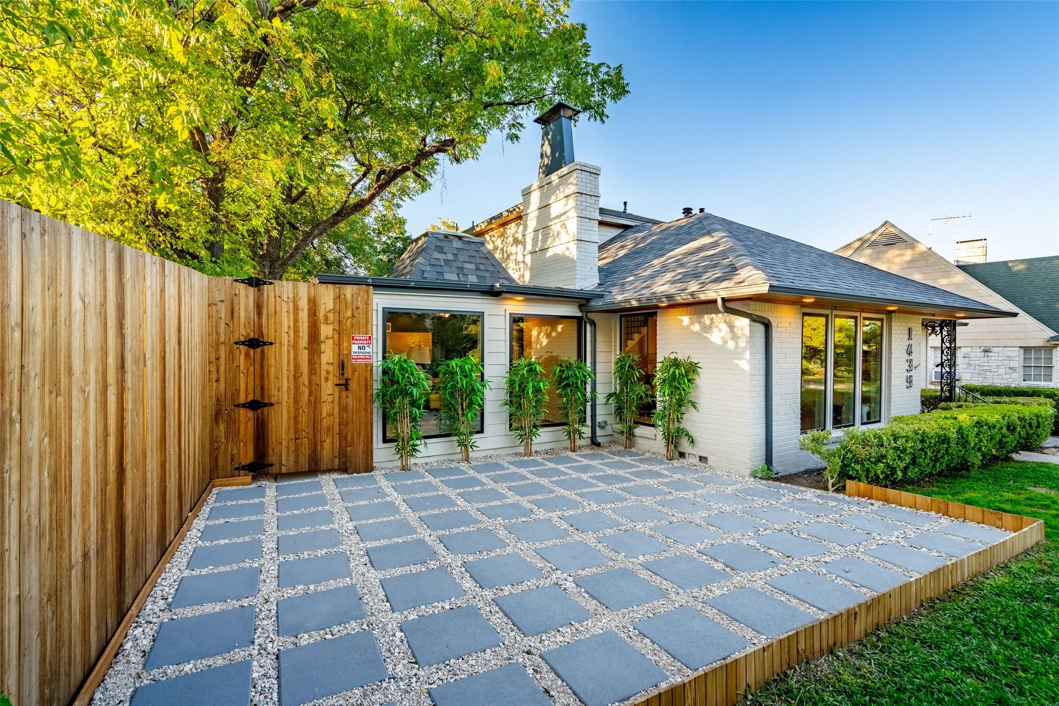 Single Family Residence For Sale in Dallas County , 1439 Junior Drive, Dallas, Texas 75208, 4 Bedroom, 4 Bathroom, 2 Garage spaces, 2,645 Sqft, built in 1947, mls#21408497, Real Estate Agent in Dallas, Homes For Sale in Dallas county, Homes For Sale in Dallas, Realtor in Dallas Texas, Real Estate Brokerage Independent Realty Texas, Luminita Cordes Realtor