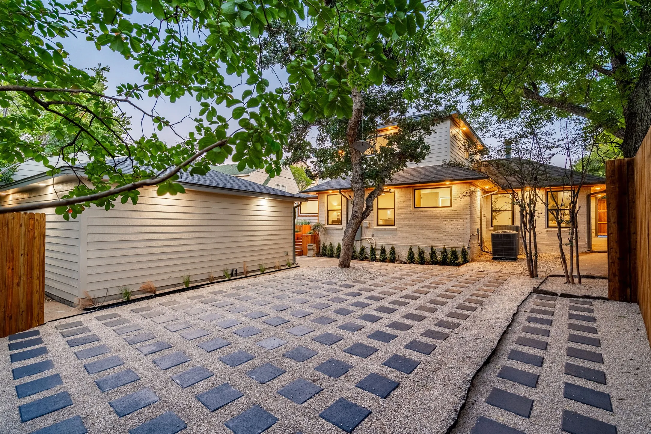 Single Family Residence For Sale in Dallas County , 1439 Junior Drive, Dallas, Texas 75208, 4 Bedroom, 4 Bathroom, 2 Garage spaces, 2,645 Sqft, built in 1947, mls#21408497, Real Estate Agent in Dallas, Homes For Sale in Dallas county, Homes For Sale in Dallas, Realtor in Dallas Texas, Real Estate Brokerage Independent Realty Texas, Luminita Cordes Realtor
