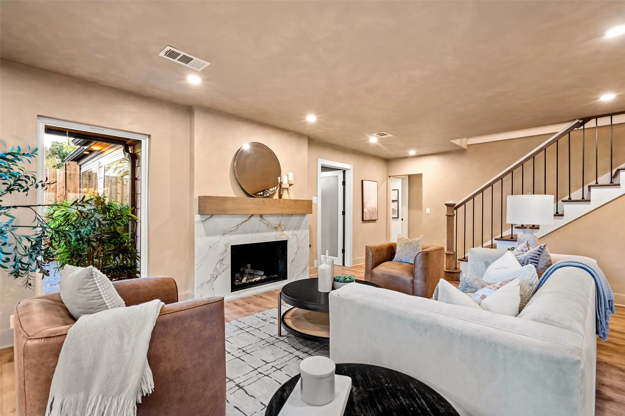 Single Family Residence For Sale in Dallas County , 1439 Junior Drive, Dallas, Texas 75208, 4 Bedroom, 4 Bathroom, 2 Garage spaces, 2,645 Sqft, built in 1947, mls#21408497, Real Estate Agent in Dallas, Homes For Sale in Dallas county, Homes For Sale in Dallas, Realtor in Dallas Texas, Real Estate Brokerage Independent Realty Texas, Luminita Cordes Realtor