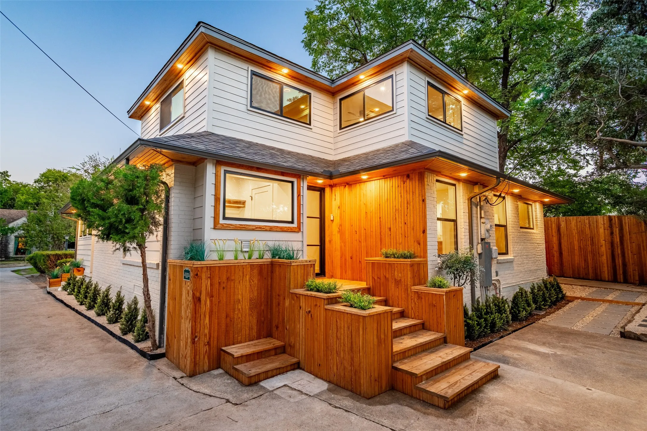 Single Family Residence For Sale in Dallas County , 1439 Junior Drive, Dallas, Texas 75208, 4 Bedroom, 4 Bathroom, 2 Garage spaces, 2,645 Sqft, built in 1947, mls#21408497, Real Estate Agent in Dallas, Homes For Sale in Dallas county, Homes For Sale in Dallas, Realtor in Dallas Texas, Real Estate Brokerage Independent Realty Texas, Luminita Cordes Realtor
