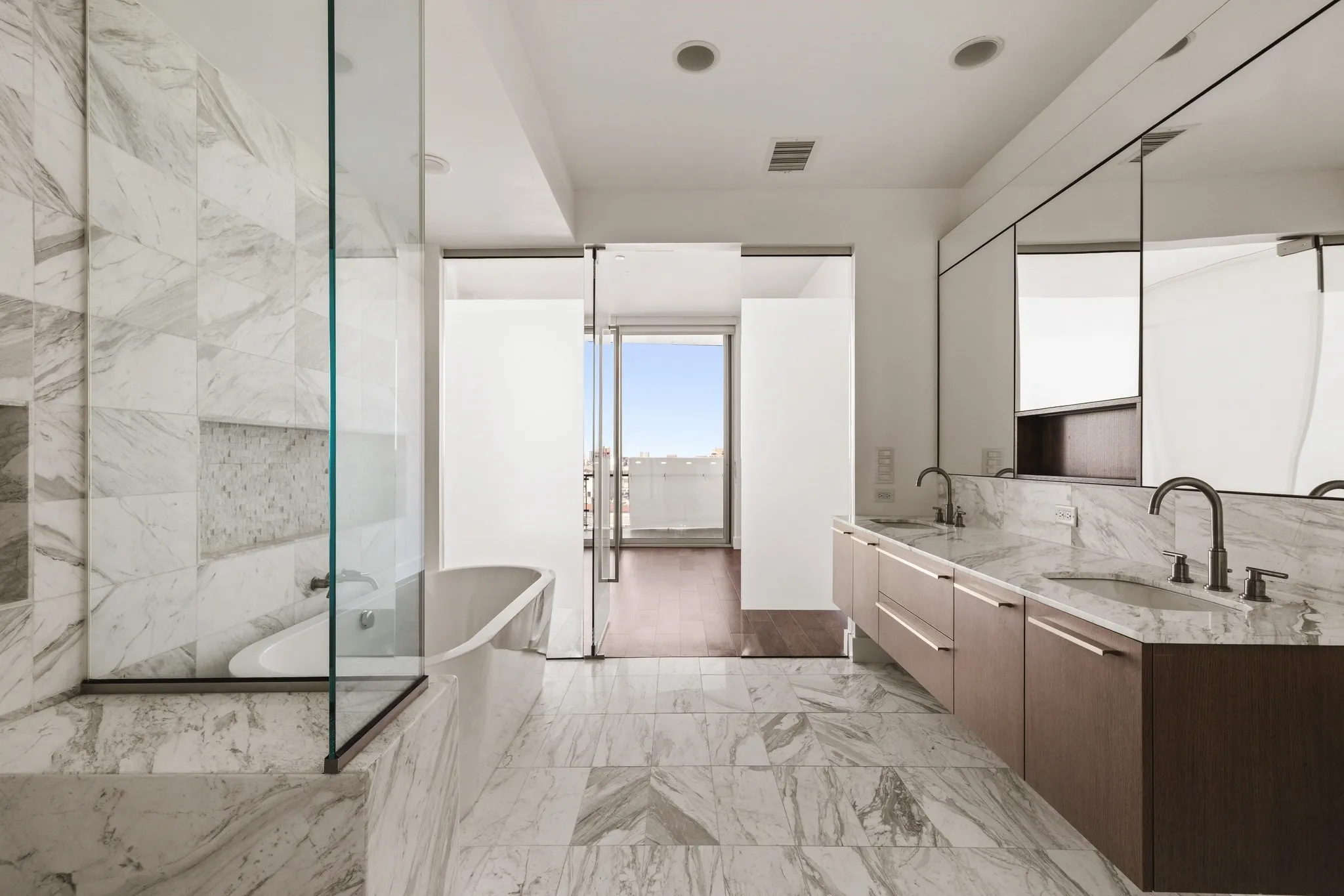 Condominium For Sale in Dallas County , 3130 N Harwood Street 1805, Dallas, Texas 75201, 2 Bedroom, 3 Bathroom, Garage spaces, 1,527 Sqft, built in 2015, mls#21397936, Real Estate Agent in Dallas, Homes For Sale in Dallas county, Homes For Sale in Dallas, Realtor in Dallas Texas, Real Estate Brokerage Independent Realty Texas, Luminita Cordes Realtor