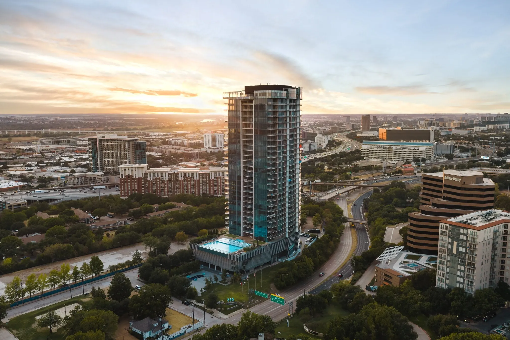 Condominium For Sale in Dallas County , 3130 N Harwood Street 1805, Dallas, Texas 75201, 2 Bedroom, 3 Bathroom, Garage spaces, 1,527 Sqft, built in 2015, mls#21397936, Real Estate Agent in Dallas, Homes For Sale in Dallas county, Homes For Sale in Dallas, Realtor in Dallas Texas, Real Estate Brokerage Independent Realty Texas, Luminita Cordes Realtor