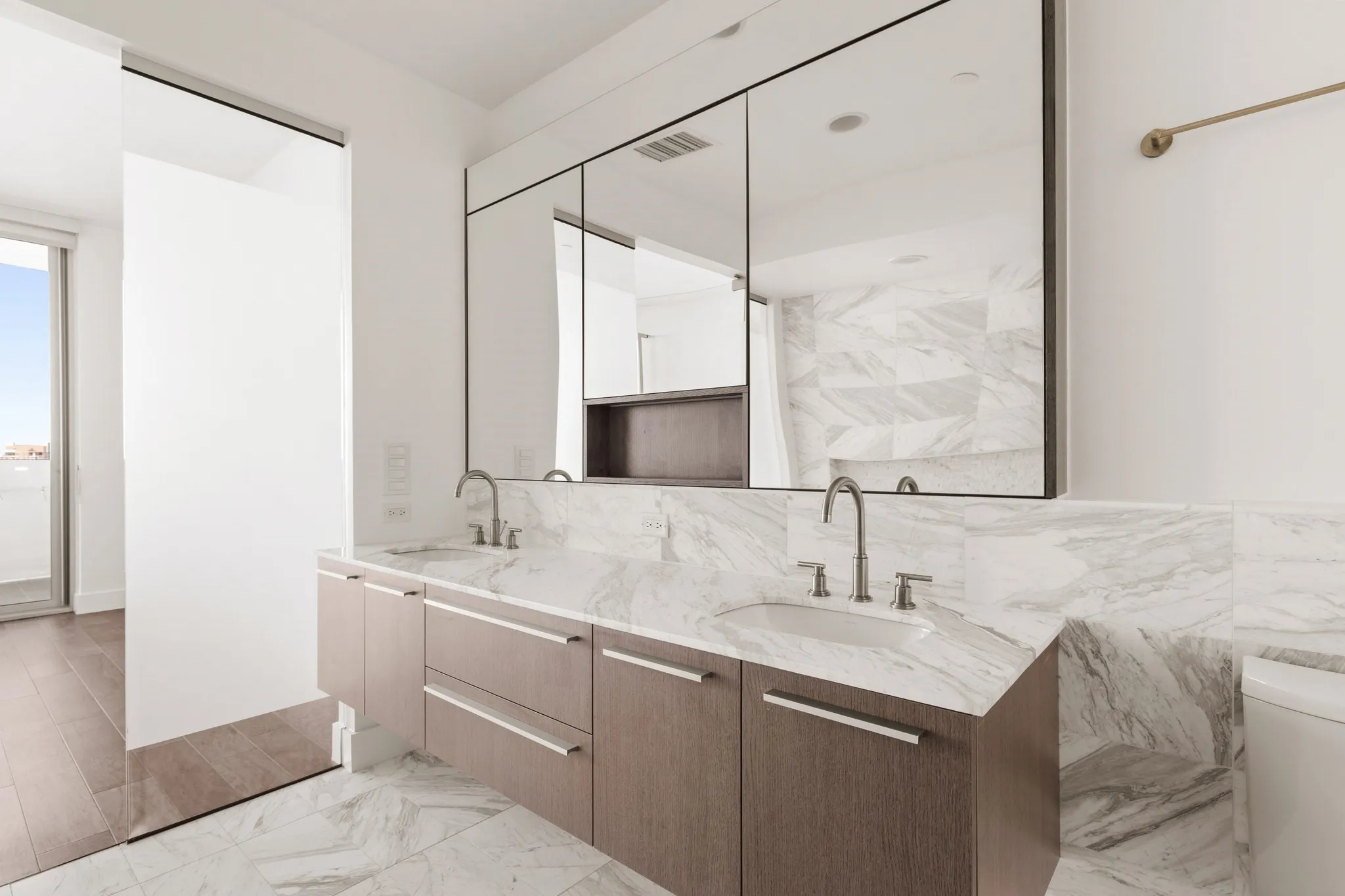 Condominium For Sale in Dallas County , 3130 N Harwood Street 1805, Dallas, Texas 75201, 2 Bedroom, 3 Bathroom, Garage spaces, 1,527 Sqft, built in 2015, mls#21397936, Real Estate Agent in Dallas, Homes For Sale in Dallas county, Homes For Sale in Dallas, Realtor in Dallas Texas, Real Estate Brokerage Independent Realty Texas, Luminita Cordes Realtor