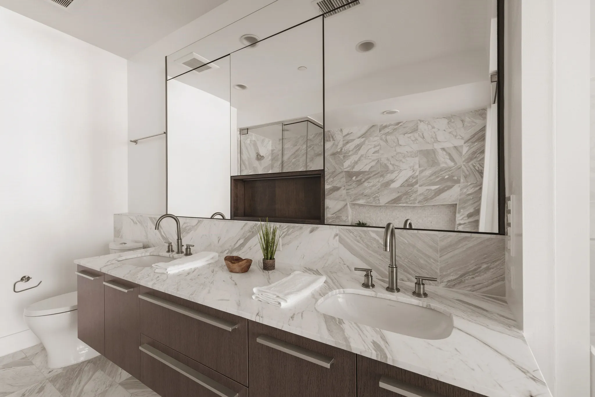 Condominium For Sale in Dallas County , 3130 N Harwood Street 1805, Dallas, Texas 75201, 2 Bedroom, 3 Bathroom, Garage spaces, 1,527 Sqft, built in 2015, mls#21397936, Real Estate Agent in Dallas, Homes For Sale in Dallas county, Homes For Sale in Dallas, Realtor in Dallas Texas, Real Estate Brokerage Independent Realty Texas, Luminita Cordes Realtor