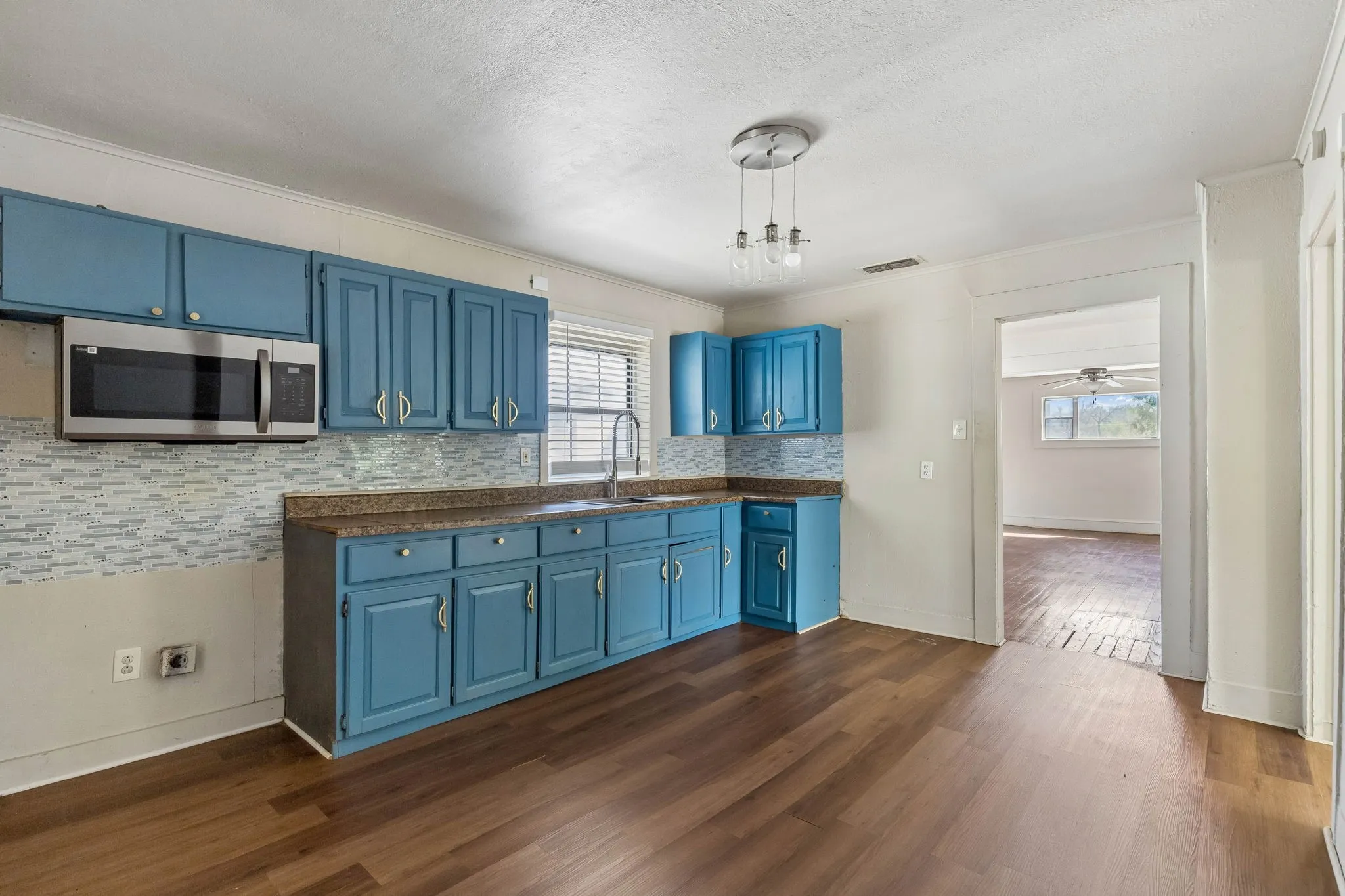 Single Family Residence For Sale in Tarrant County , 1217 Verbena Street, Fort Worth, Texas 76104, 3 Bedroom, 2 Bathroom, 1 Garage spaces, 1,260 Sqft, built in 1928, mls#21409423, Real Estate Agent in Fort Worth, Homes For Sale in Tarrant county, Homes For Sale in Fort Worth, Realtor in Fort Worth Texas, Real Estate Brokerage Independent Realty Texas, Luminita Cordes Realtor