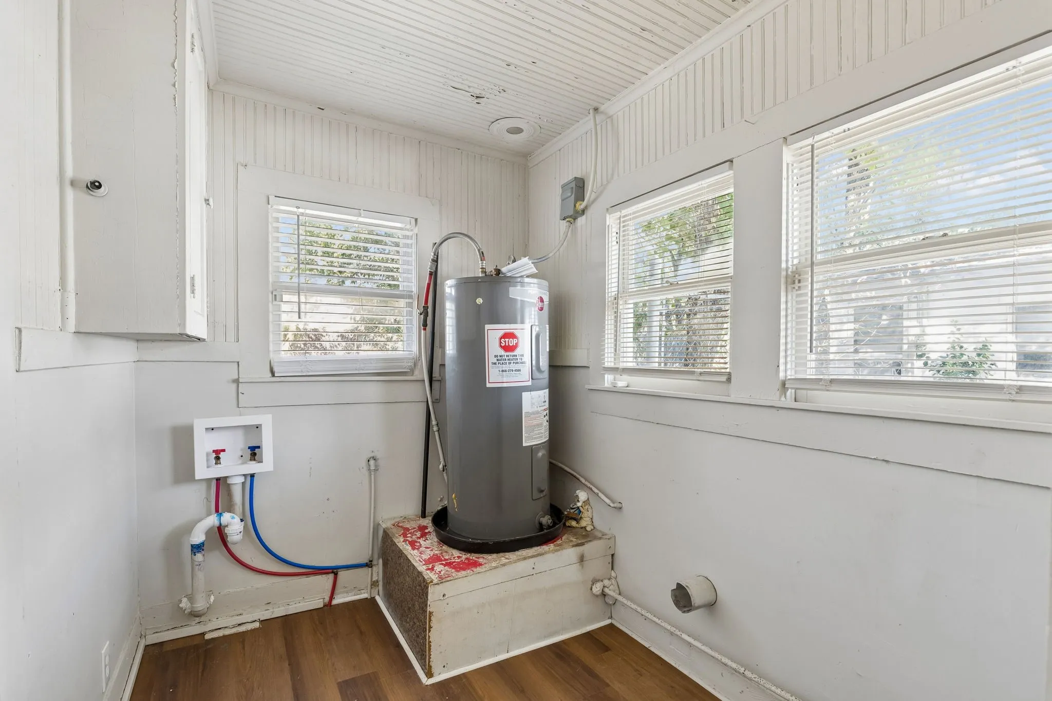 Single Family Residence For Sale in Tarrant County , 1217 Verbena Street, Fort Worth, Texas 76104, 3 Bedroom, 2 Bathroom, 1 Garage spaces, 1,260 Sqft, built in 1928, mls#21409423, Real Estate Agent in Fort Worth, Homes For Sale in Tarrant county, Homes For Sale in Fort Worth, Realtor in Fort Worth Texas, Real Estate Brokerage Independent Realty Texas, Luminita Cordes Realtor