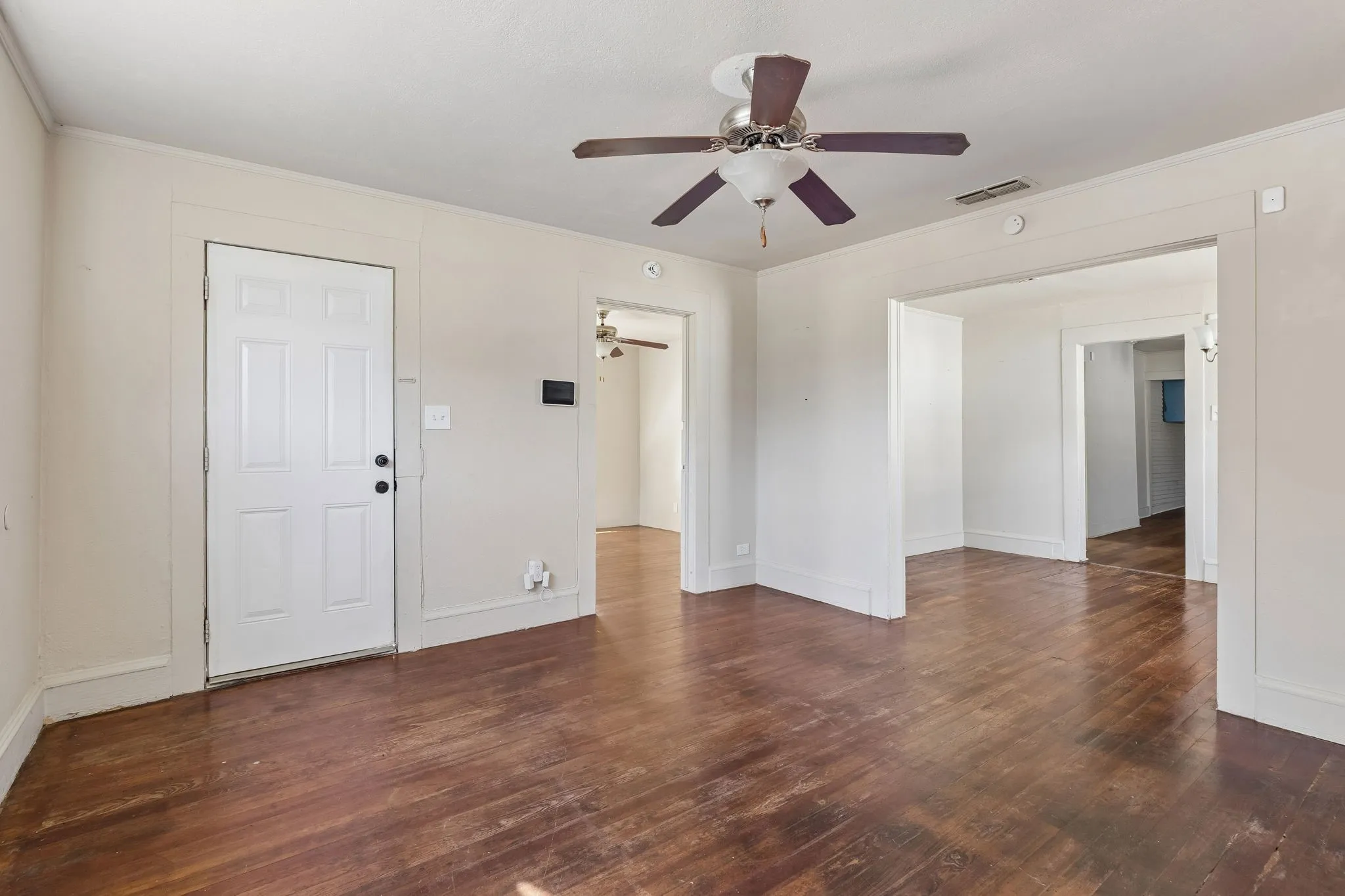 Single Family Residence For Sale in Tarrant County , 1217 Verbena Street, Fort Worth, Texas 76104, 3 Bedroom, 2 Bathroom, 1 Garage spaces, 1,260 Sqft, built in 1928, mls#21409423, Real Estate Agent in Fort Worth, Homes For Sale in Tarrant county, Homes For Sale in Fort Worth, Realtor in Fort Worth Texas, Real Estate Brokerage Independent Realty Texas, Luminita Cordes Realtor