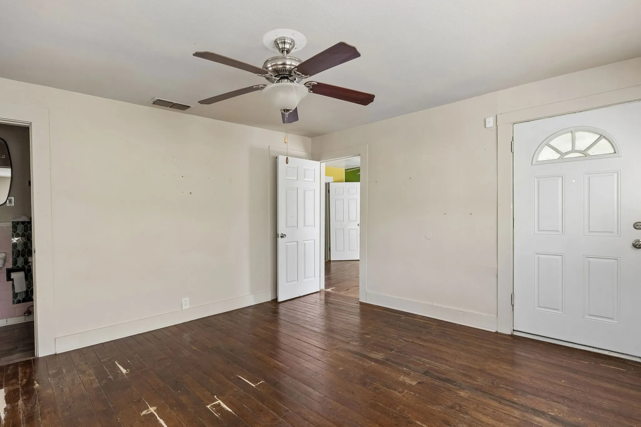 Single Family Residence For Sale in Tarrant County , 1217 Verbena Street, Fort Worth, Texas 76104, 3 Bedroom, 2 Bathroom, 1 Garage spaces, 1,260 Sqft, built in 1928, mls#21409423, Real Estate Agent in Fort Worth, Homes For Sale in Tarrant county, Homes For Sale in Fort Worth, Realtor in Fort Worth Texas, Real Estate Brokerage Independent Realty Texas, Luminita Cordes Realtor