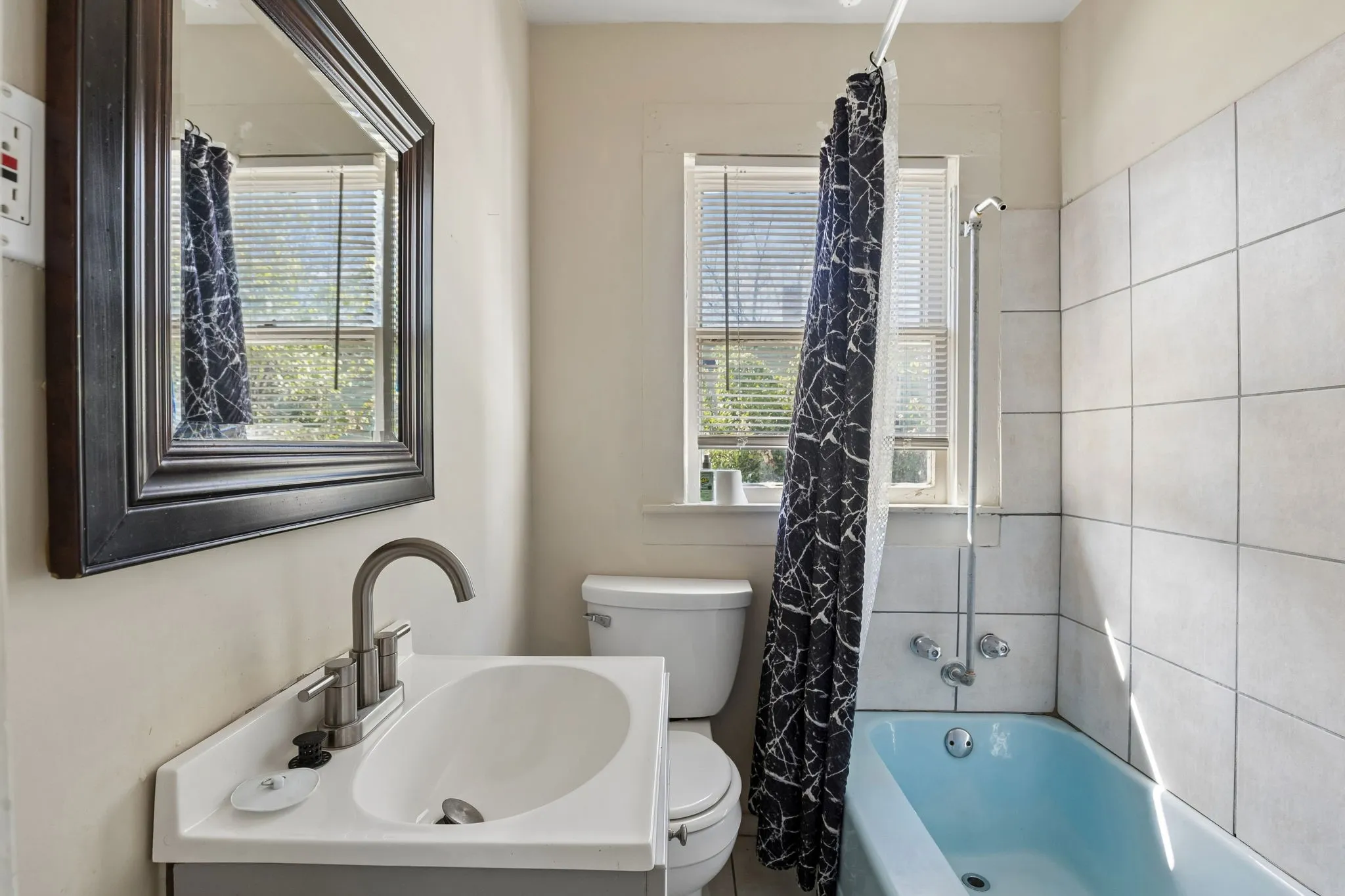 Single Family Residence For Sale in Tarrant County , 1217 Verbena Street, Fort Worth, Texas 76104, 3 Bedroom, 2 Bathroom, 1 Garage spaces, 1,260 Sqft, built in 1928, mls#21409423, Real Estate Agent in Fort Worth, Homes For Sale in Tarrant county, Homes For Sale in Fort Worth, Realtor in Fort Worth Texas, Real Estate Brokerage Independent Realty Texas, Luminita Cordes Realtor