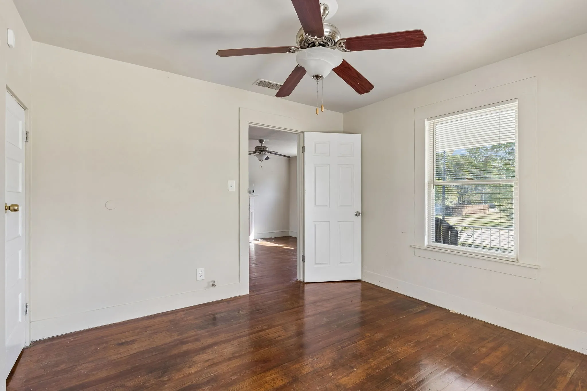 Single Family Residence For Sale in Tarrant County , 1217 Verbena Street, Fort Worth, Texas 76104, 3 Bedroom, 2 Bathroom, 1 Garage spaces, 1,260 Sqft, built in 1928, mls#21409423, Real Estate Agent in Fort Worth, Homes For Sale in Tarrant county, Homes For Sale in Fort Worth, Realtor in Fort Worth Texas, Real Estate Brokerage Independent Realty Texas, Luminita Cordes Realtor