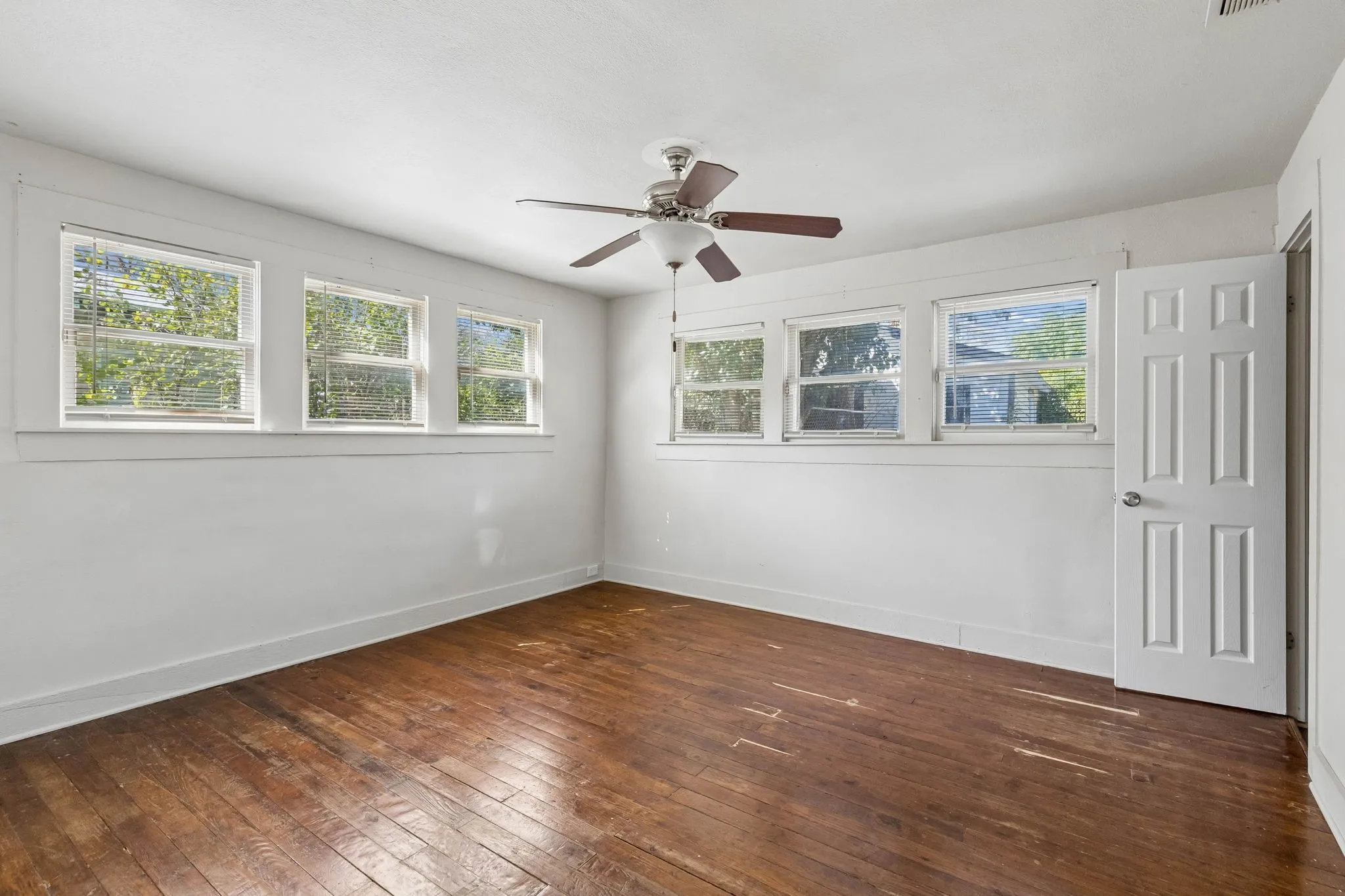 Single Family Residence For Sale in Tarrant County , 1217 Verbena Street, Fort Worth, Texas 76104, 3 Bedroom, 2 Bathroom, 1 Garage spaces, 1,260 Sqft, built in 1928, mls#21409423, Real Estate Agent in Fort Worth, Homes For Sale in Tarrant county, Homes For Sale in Fort Worth, Realtor in Fort Worth Texas, Real Estate Brokerage Independent Realty Texas, Luminita Cordes Realtor