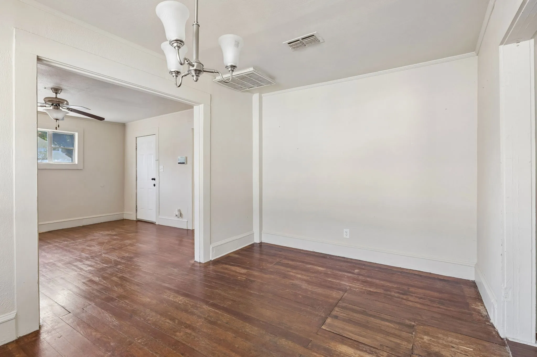 Single Family Residence For Sale in Tarrant County , 1217 Verbena Street, Fort Worth, Texas 76104, 3 Bedroom, 2 Bathroom, 1 Garage spaces, 1,260 Sqft, built in 1928, mls#21409423, Real Estate Agent in Fort Worth, Homes For Sale in Tarrant county, Homes For Sale in Fort Worth, Realtor in Fort Worth Texas, Real Estate Brokerage Independent Realty Texas, Luminita Cordes Realtor