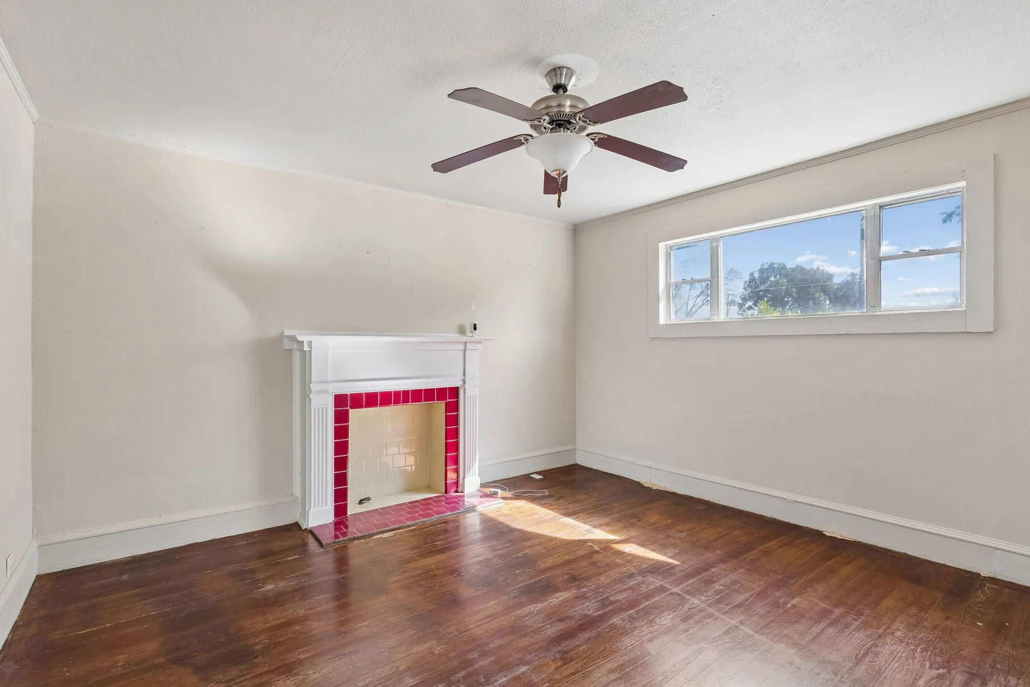Single Family Residence For Sale in Tarrant County , 1217 Verbena Street, Fort Worth, Texas 76104, 3 Bedroom, 2 Bathroom, 1 Garage spaces, 1,260 Sqft, built in 1928, mls#21409423, Real Estate Agent in Fort Worth, Homes For Sale in Tarrant county, Homes For Sale in Fort Worth, Realtor in Fort Worth Texas, Real Estate Brokerage Independent Realty Texas, Luminita Cordes Realtor