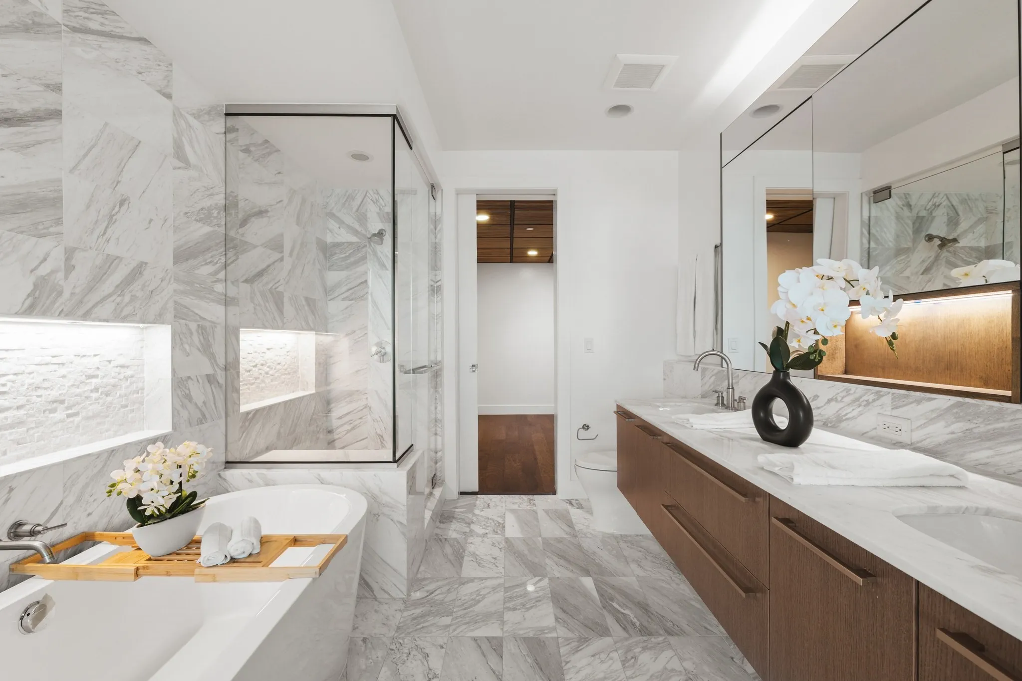 Condominium For Sale in Dallas County , 3130 N Harwood Street 1507, Dallas, Texas 75201, 2 Bedroom, 2 Bathroom, 1 Garage spaces, 1,373 Sqft, built in 2015, mls#21397759, Real Estate Agent in Dallas, Homes For Sale in Dallas county, Homes For Sale in Dallas, Realtor in Dallas Texas, Real Estate Brokerage Independent Realty Texas, Luminita Cordes Realtor