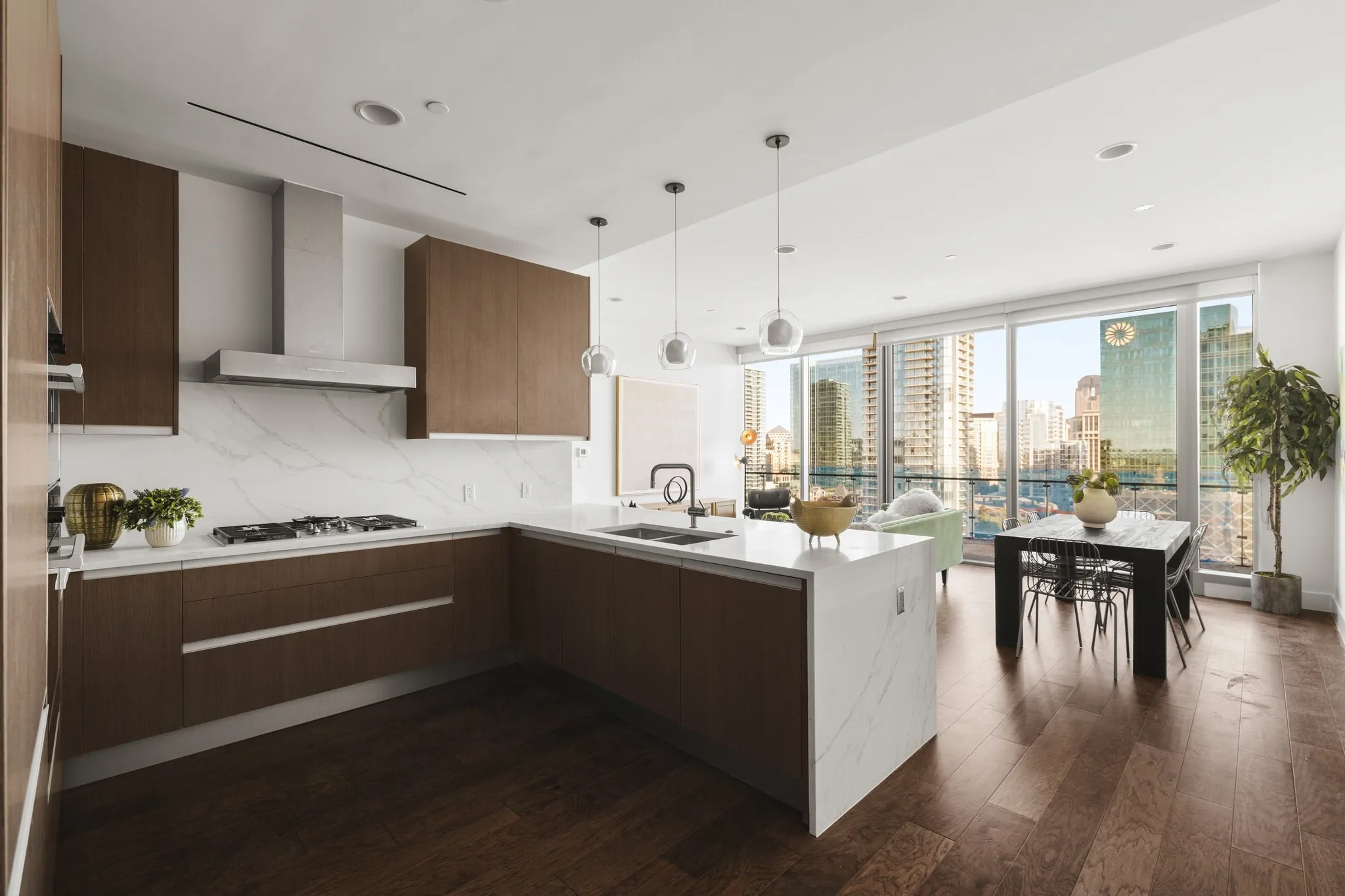 Condominium For Sale in Dallas County , 3130 N Harwood Street 1507, Dallas, Texas 75201, 2 Bedroom, 2 Bathroom, 1 Garage spaces, 1,373 Sqft, built in 2015, mls#21397759, Real Estate Agent in Dallas, Homes For Sale in Dallas county, Homes For Sale in Dallas, Realtor in Dallas Texas, Real Estate Brokerage Independent Realty Texas, Luminita Cordes Realtor