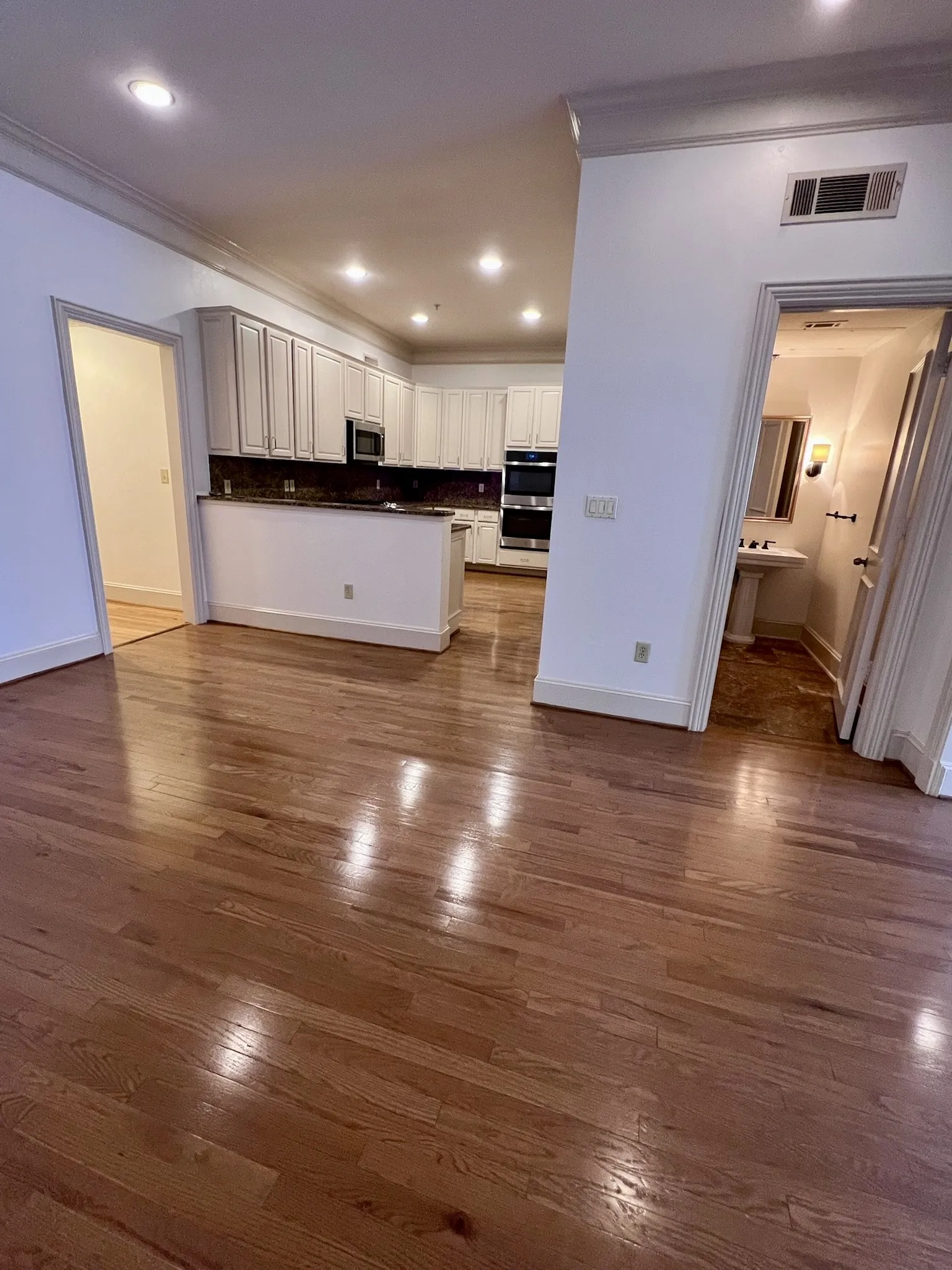 Condominium For Rent in Dallas County , 2885 Woodside Street 203, Dallas, Texas 75204, 2 Bedroom, 2 Bathroom, 2 Garage spaces, 1,690 Sqft, built in 2000, mls#21409527, Real Estate Agent in Dallas, Homes For Rent in Dallas county, Homes For Rent in Dallas, Realtor in Dallas Texas, Real Estate Brokerage Independent Realty Texas, Luminita Cordes Realtor