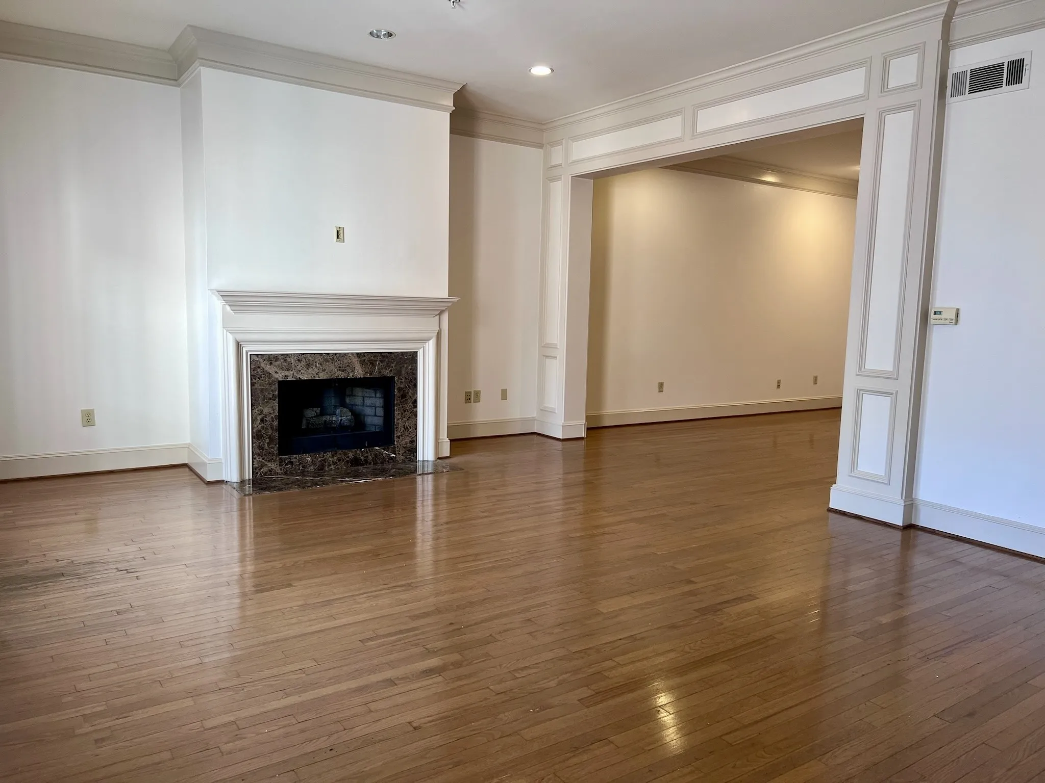 Condominium For Rent in Dallas County , 2885 Woodside Street 203, Dallas, Texas 75204, 2 Bedroom, 2 Bathroom, 2 Garage spaces, 1,690 Sqft, built in 2000, mls#21409527, Real Estate Agent in Dallas, Homes For Rent in Dallas county, Homes For Rent in Dallas, Realtor in Dallas Texas, Real Estate Brokerage Independent Realty Texas, Luminita Cordes Realtor