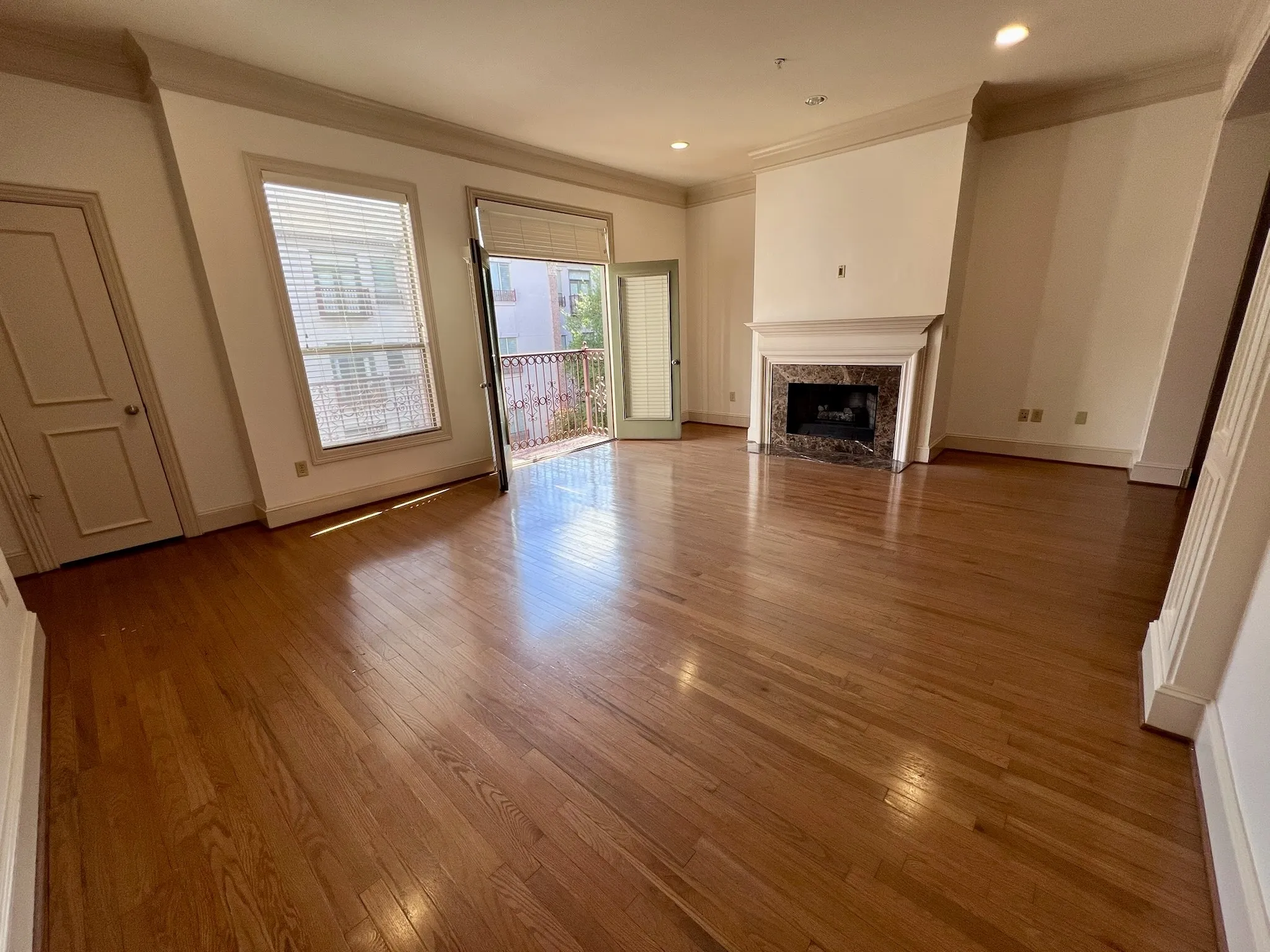 Condominium For Rent in Dallas County , 2885 Woodside Street 203, Dallas, Texas 75204, 2 Bedroom, 2 Bathroom, 2 Garage spaces, 1,690 Sqft, built in 2000, mls#21409527, Real Estate Agent in Dallas, Homes For Rent in Dallas county, Homes For Rent in Dallas, Realtor in Dallas Texas, Real Estate Brokerage Independent Realty Texas, Luminita Cordes Realtor
