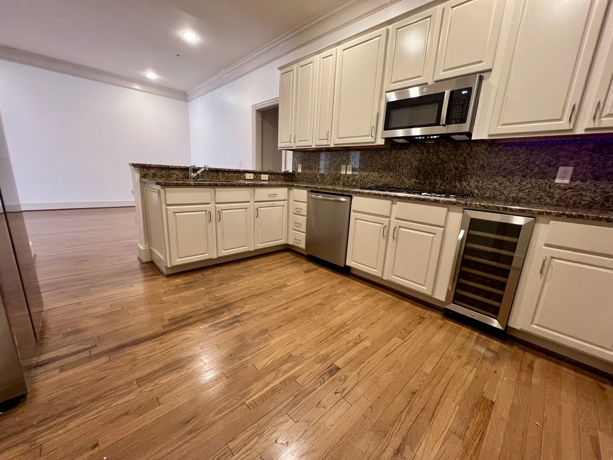 Condominium For Rent in Dallas County , 2885 Woodside Street 203, Dallas, Texas 75204, 2 Bedroom, 2 Bathroom, 2 Garage spaces, 1,690 Sqft, built in 2000, mls#21409527, Real Estate Agent in Dallas, Homes For Rent in Dallas county, Homes For Rent in Dallas, Realtor in Dallas Texas, Real Estate Brokerage Independent Realty Texas, Luminita Cordes Realtor