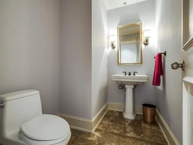 Condominium For Rent in Dallas County , 2885 Woodside Street 203, Dallas, Texas 75204, 2 Bedroom, 2 Bathroom, 2 Garage spaces, 1,690 Sqft, built in 2000, mls#21409527, Real Estate Agent in Dallas, Homes For Rent in Dallas county, Homes For Rent in Dallas, Realtor in Dallas Texas, Real Estate Brokerage Independent Realty Texas, Luminita Cordes Realtor