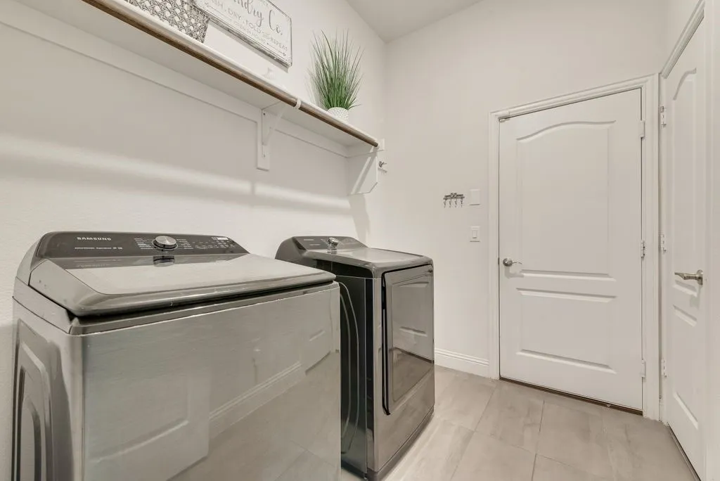 Single Family Residence For Sale in Ellis County , 317 Resting Place Road, Waxahachie, Texas 75165, 4 Bedroom, 3 Bathroom, 2 Garage spaces, 2,283 Sqft, built in 2022, mls#21409699, Real Estate Agent in Waxahachie, Homes For Sale in Ellis county, Homes For Sale in Waxahachie, Realtor in Waxahachie Texas, Real Estate Brokerage Independent Realty Texas, Luminita Cordes Realtor