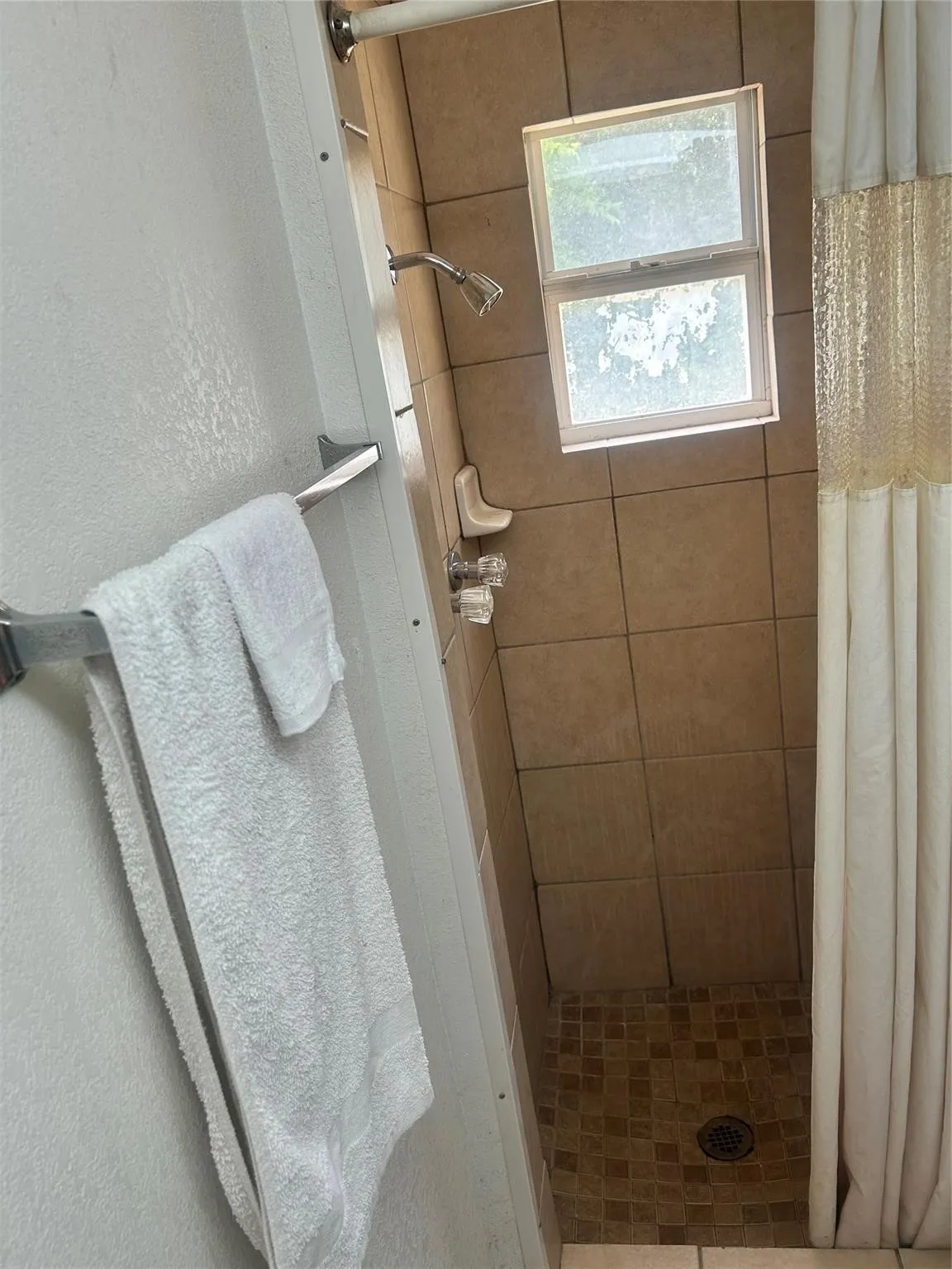Hotel/Motel For Sale in Montague County , 1408 E Wise Street, Bowie, Texas 76230, 0, 0, Garage spaces, 0 Sqft, built in 1930, mls#21409719, Real Estate Agent in Bowie, Homes For Sale in Montague county, Homes For Sale in Bowie, Realtor in Bowie Texas, Real Estate Brokerage Independent Realty Texas, Luminita Cordes Realtor