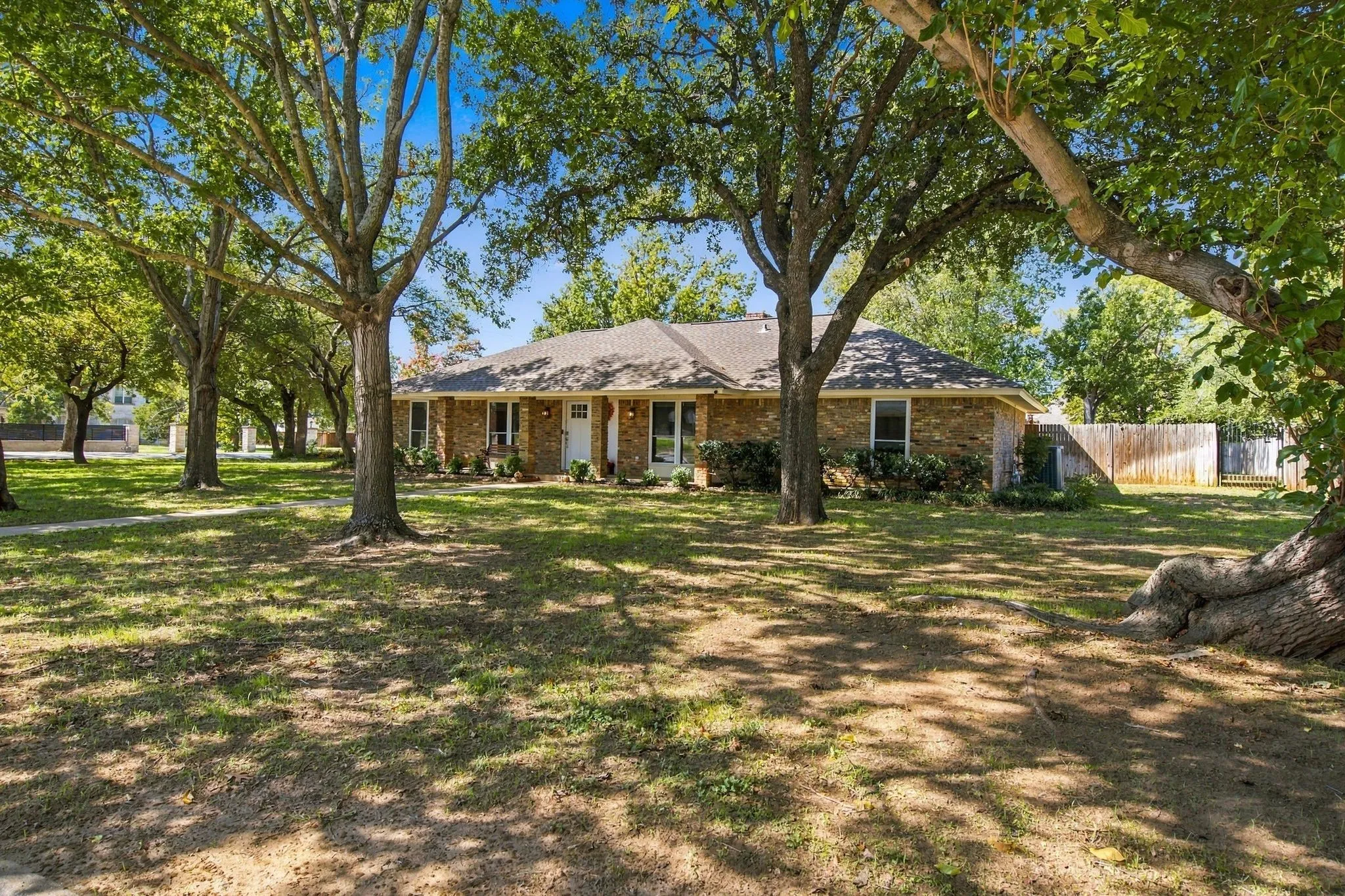 Single Family Residence For Sale in Tarrant County , 601 Cimarron Trail, Southlake, Texas 76092, 3 Bedroom, 2 Bathroom, 2 Garage spaces, 2,005 Sqft, built in 1978, mls#21409101, Real Estate Agent in Southlake, Homes For Sale in Tarrant county, Homes For Sale in Southlake, Realtor in Southlake Texas, Real Estate Brokerage Independent Realty Texas, Luminita Cordes Realtor