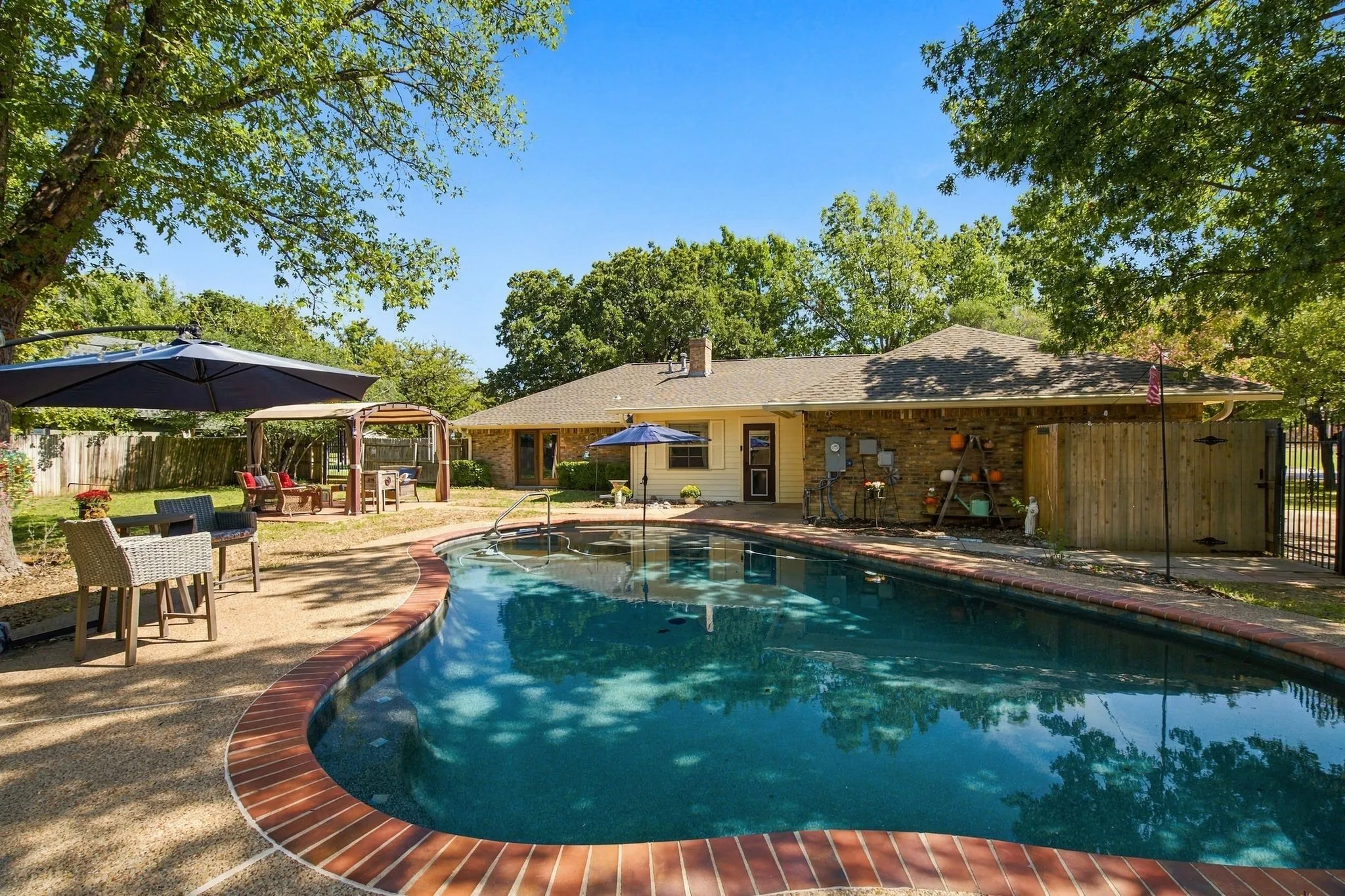 Single Family Residence For Sale in Tarrant County , 601 Cimarron Trail, Southlake, Texas 76092, 3 Bedroom, 2 Bathroom, 2 Garage spaces, 2,005 Sqft, built in 1978, mls#21409101, Real Estate Agent in Southlake, Homes For Sale in Tarrant county, Homes For Sale in Southlake, Realtor in Southlake Texas, Real Estate Brokerage Independent Realty Texas, Luminita Cordes Realtor