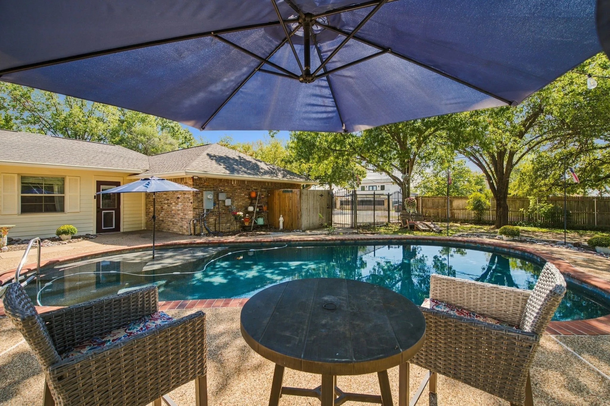 Pool with tanning ledge.