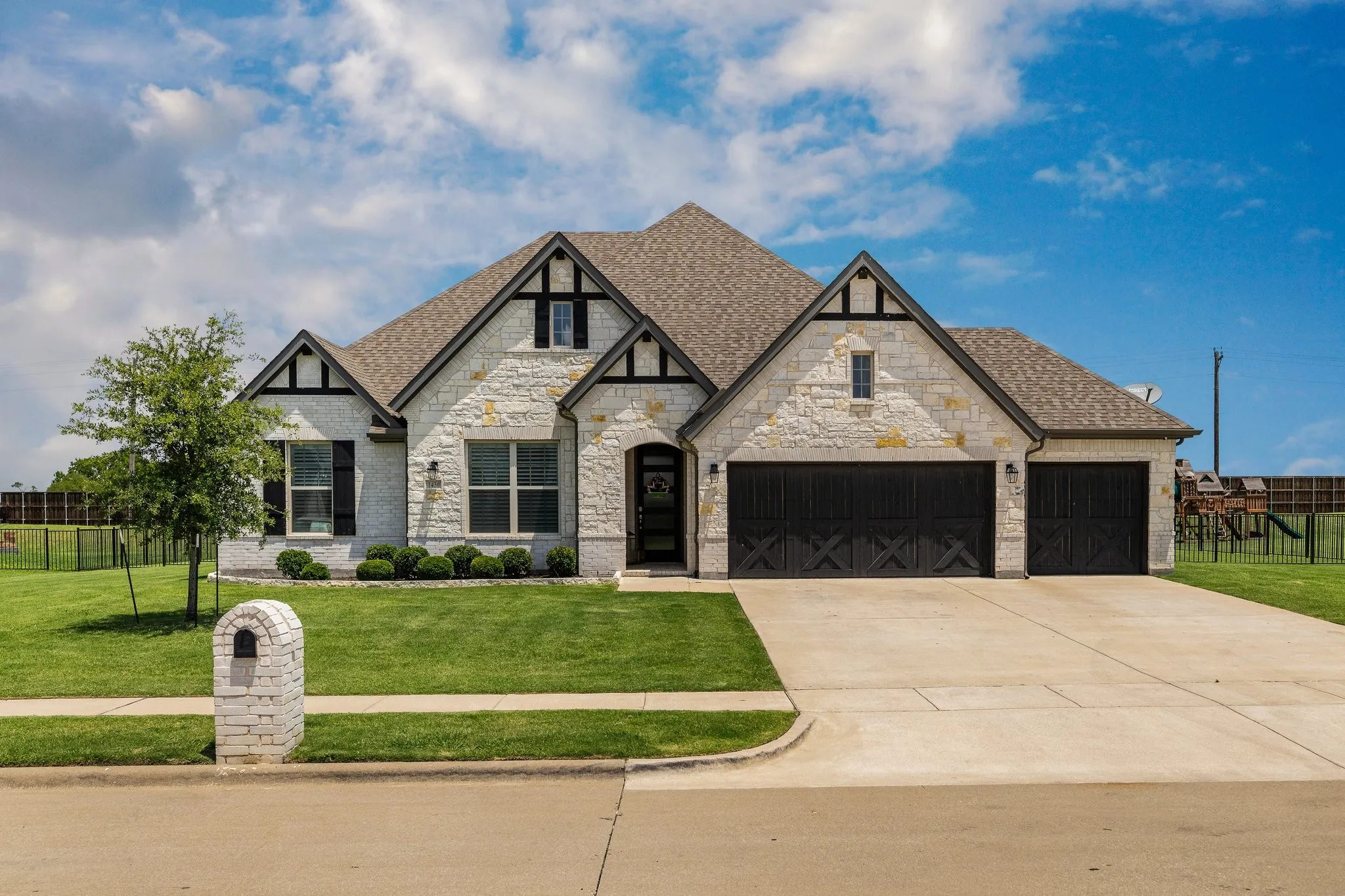 Single Family Residence For Sale in Grayson County , 1430 Shaker Hills Road, Gunter, Texas 75058, 4 Bedroom, 4 Bathroom, 3 Garage spaces, 2,829 Sqft, built in 2021, mls#21409617, Real Estate Agent in Gunter, Homes For Sale in Grayson county, Homes For Sale in Gunter, Realtor in Gunter Texas, Real Estate Brokerage Independent Realty Texas, Luminita Cordes Realtor
