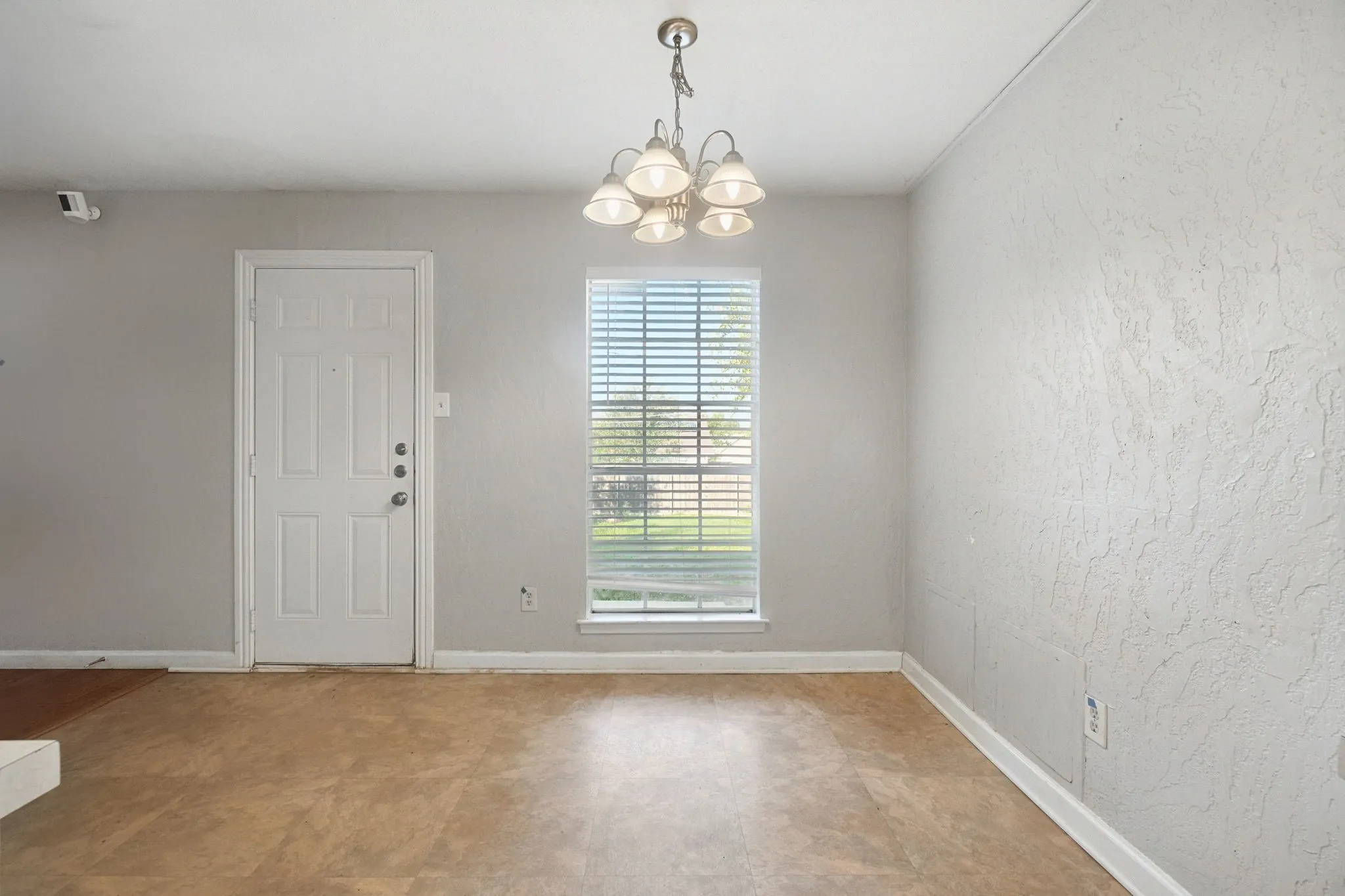 Single Family Residence For Sale in Tarrant County , 4912 Sandalwood Lane, Arlington, Texas 76017, 4 Bedroom, 3 Bathroom, 2 Garage spaces, 1,468 Sqft, built in 1983, mls#21406623, Real Estate Agent in Arlington, Homes For Sale in Tarrant county, Homes For Sale in Arlington, Realtor in Arlington Texas, Real Estate Brokerage Independent Realty Texas, Luminita Cordes Realtor