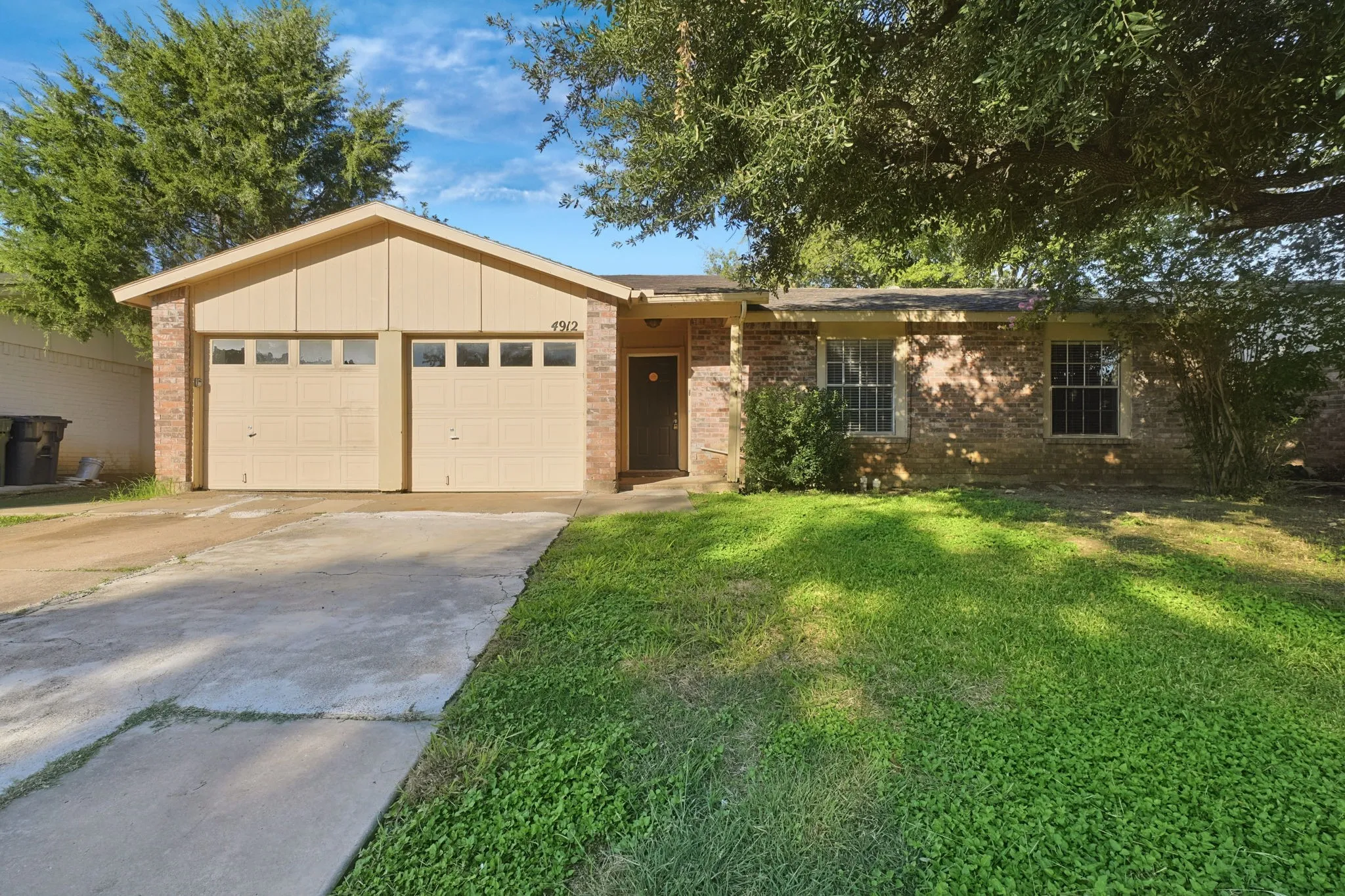 Single Family Residence For Sale in Tarrant County , 4912 Sandalwood Lane, Arlington, Texas 76017, 4 Bedroom, 3 Bathroom, 2 Garage spaces, 1,468 Sqft, built in 1983, mls#21406623, Real Estate Agent in Arlington, Homes For Sale in Tarrant county, Homes For Sale in Arlington, Realtor in Arlington Texas, Real Estate Brokerage Independent Realty Texas, Luminita Cordes Realtor