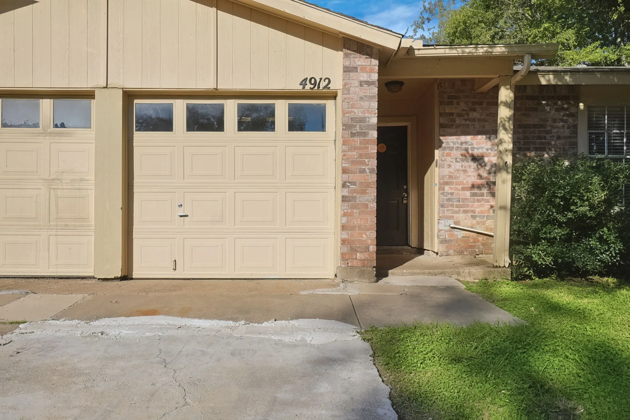 Single Family Residence For Sale in Tarrant County , 4912 Sandalwood Lane, Arlington, Texas 76017, 4 Bedroom, 3 Bathroom, 2 Garage spaces, 1,468 Sqft, built in 1983, mls#21406623, Real Estate Agent in Arlington, Homes For Sale in Tarrant county, Homes For Sale in Arlington, Realtor in Arlington Texas, Real Estate Brokerage Independent Realty Texas, Luminita Cordes Realtor