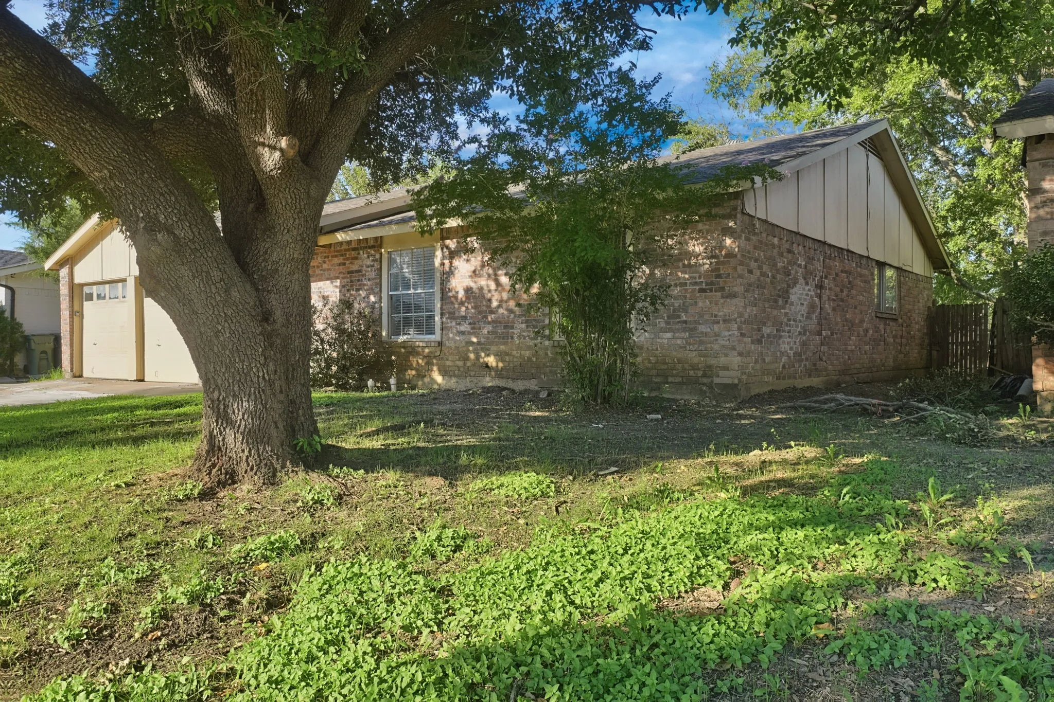 Single Family Residence For Sale in Tarrant County , 4912 Sandalwood Lane, Arlington, Texas 76017, 4 Bedroom, 3 Bathroom, 2 Garage spaces, 1,468 Sqft, built in 1983, mls#21406623, Real Estate Agent in Arlington, Homes For Sale in Tarrant county, Homes For Sale in Arlington, Realtor in Arlington Texas, Real Estate Brokerage Independent Realty Texas, Luminita Cordes Realtor