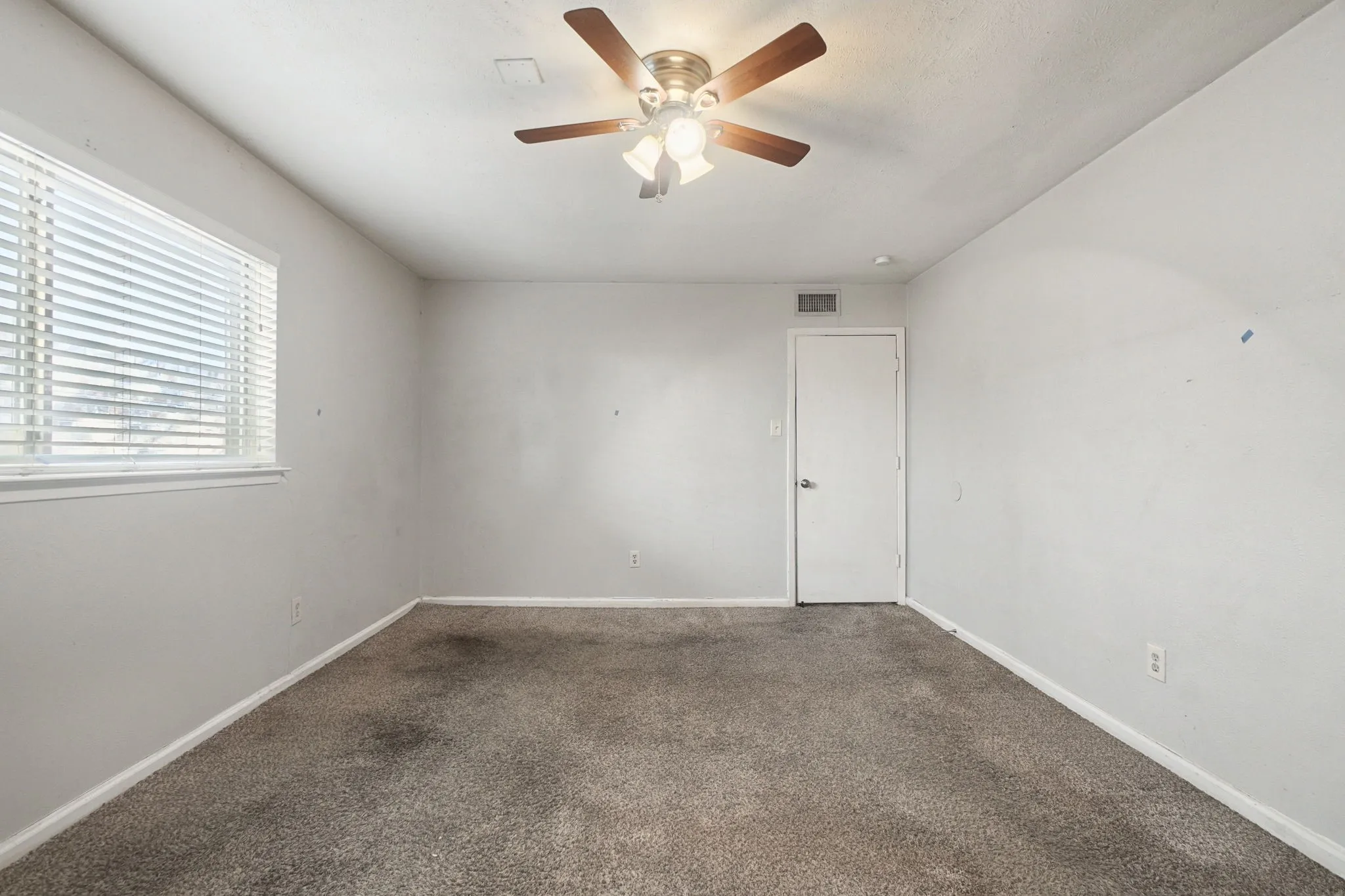 Single Family Residence For Sale in Tarrant County , 4912 Sandalwood Lane, Arlington, Texas 76017, 4 Bedroom, 3 Bathroom, 2 Garage spaces, 1,468 Sqft, built in 1983, mls#21406623, Real Estate Agent in Arlington, Homes For Sale in Tarrant county, Homes For Sale in Arlington, Realtor in Arlington Texas, Real Estate Brokerage Independent Realty Texas, Luminita Cordes Realtor