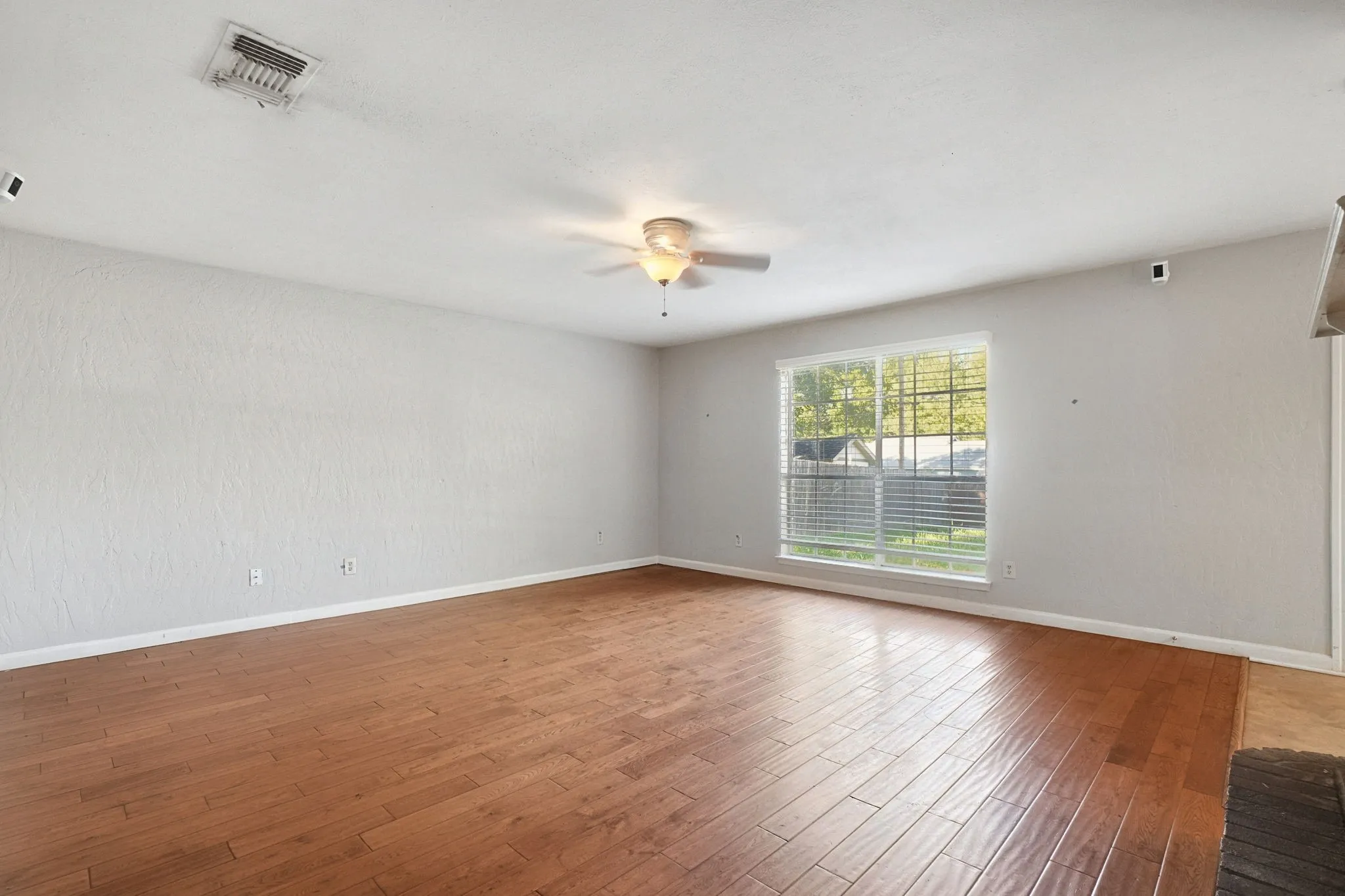 Single Family Residence For Sale in Tarrant County , 4912 Sandalwood Lane, Arlington, Texas 76017, 4 Bedroom, 3 Bathroom, 2 Garage spaces, 1,468 Sqft, built in 1983, mls#21406623, Real Estate Agent in Arlington, Homes For Sale in Tarrant county, Homes For Sale in Arlington, Realtor in Arlington Texas, Real Estate Brokerage Independent Realty Texas, Luminita Cordes Realtor